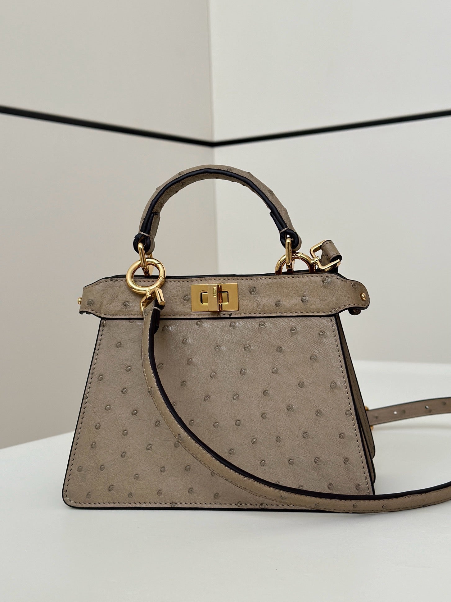 펜디 피카부 I See U 오스트리치 쁘띠