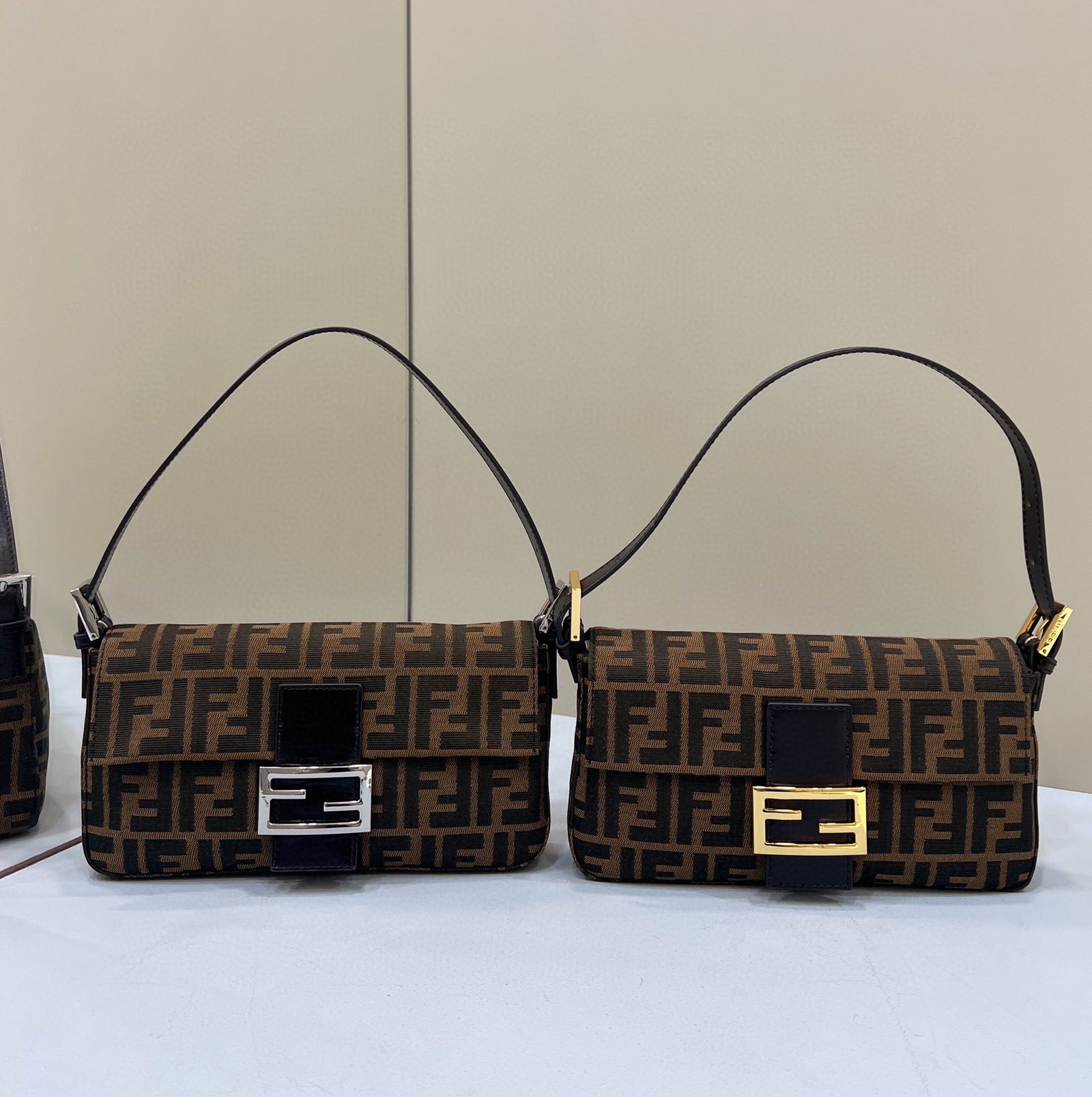 펜디 바게트 백 FF 자카드 미디움