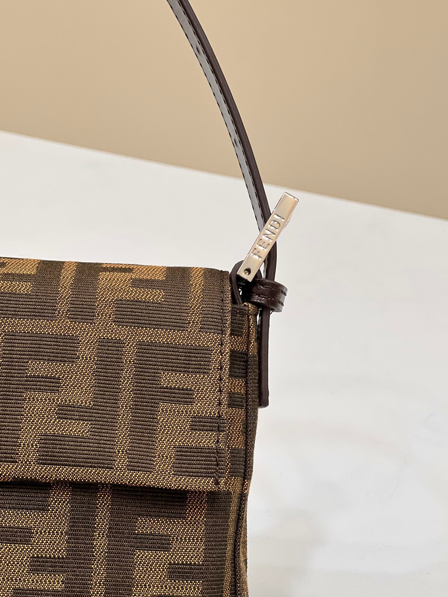 펜디 바게트 백 FF 자카드 미디움