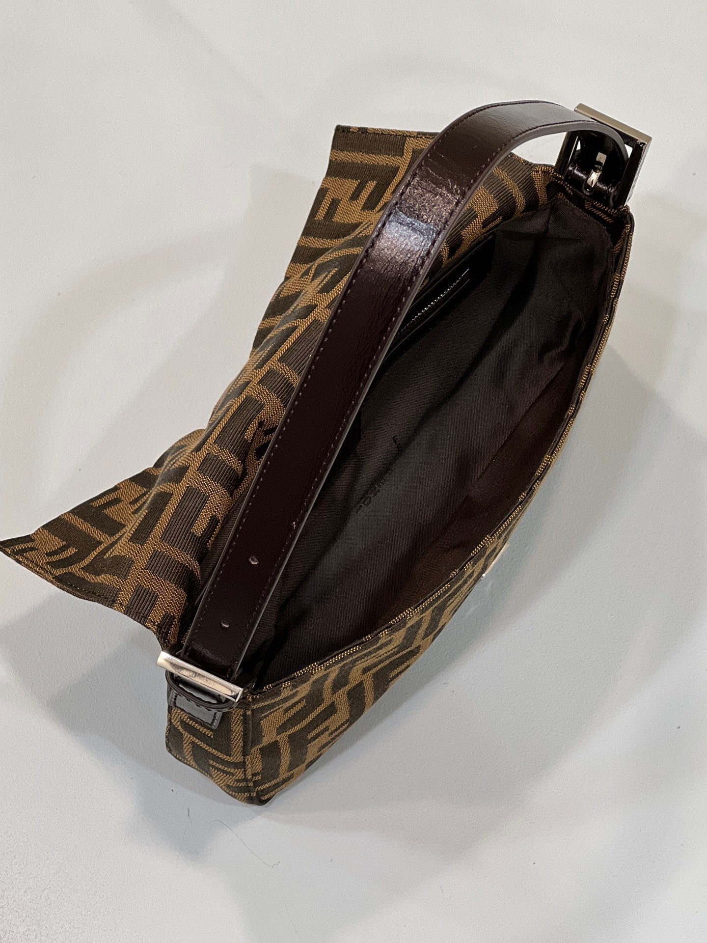 펜디 바게트 백 FF 자카드 미디움