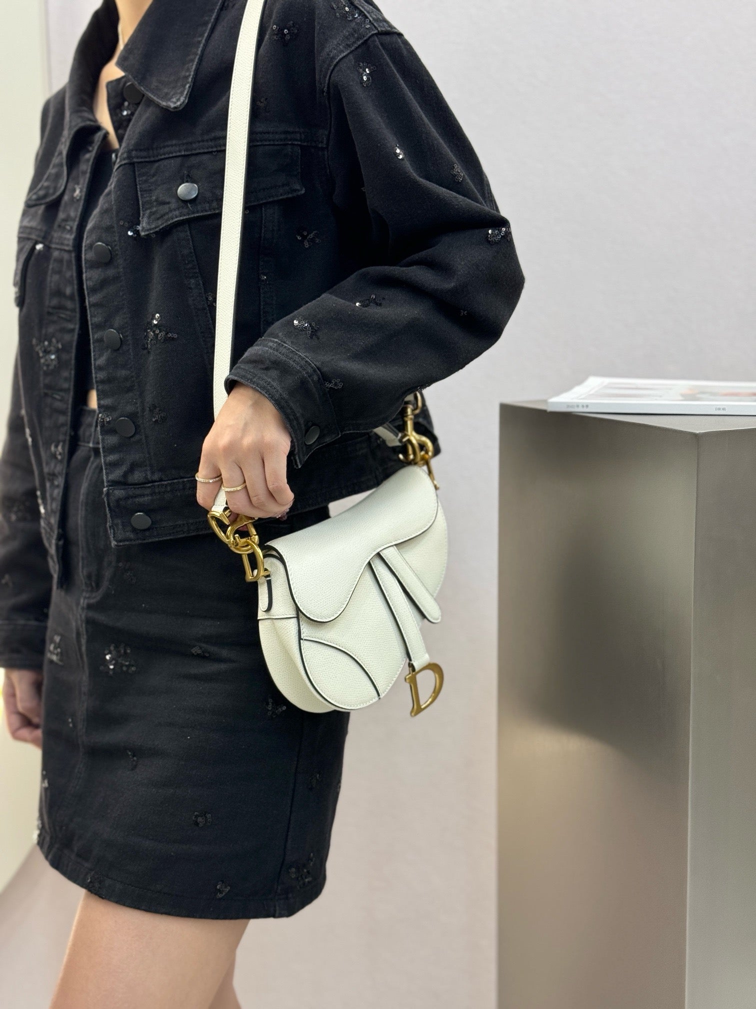 디올 새들 스트랩백 그레인 미니