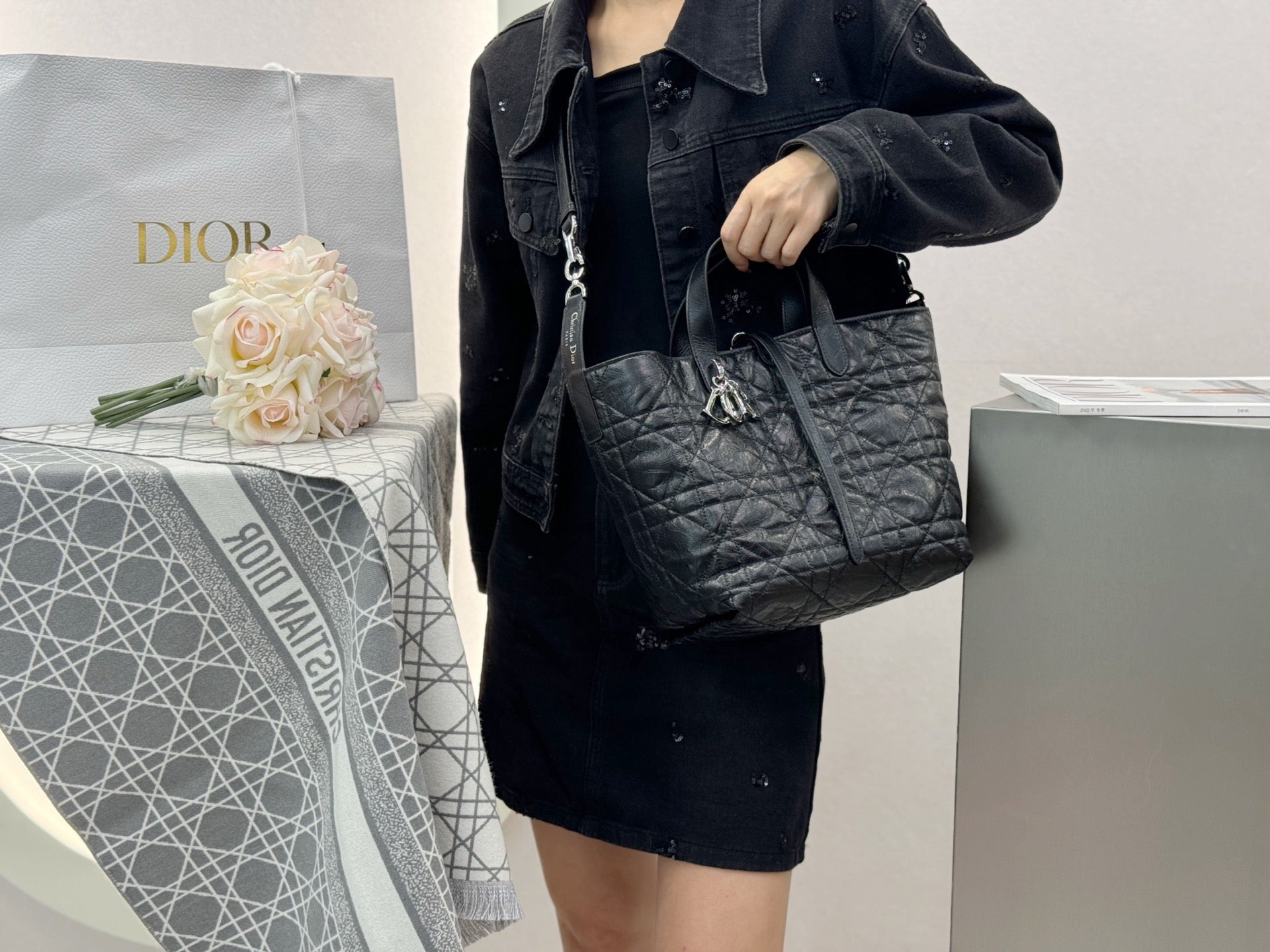 디올 매크로까나쥬 크링클 버티컬 뚜주흐백 미디움