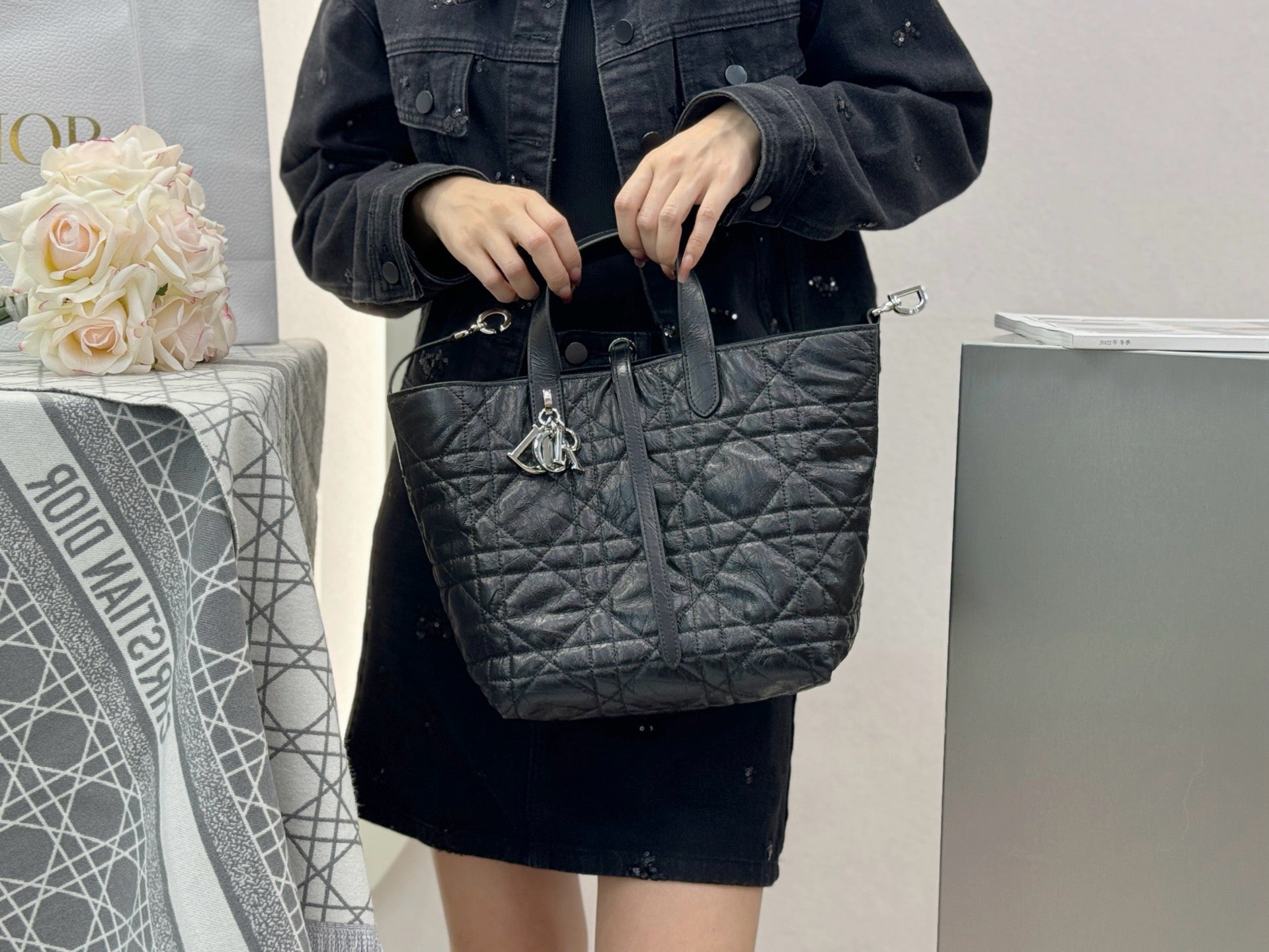 디올 매크로까나쥬 크링클 버티컬 뚜주흐백 미디움