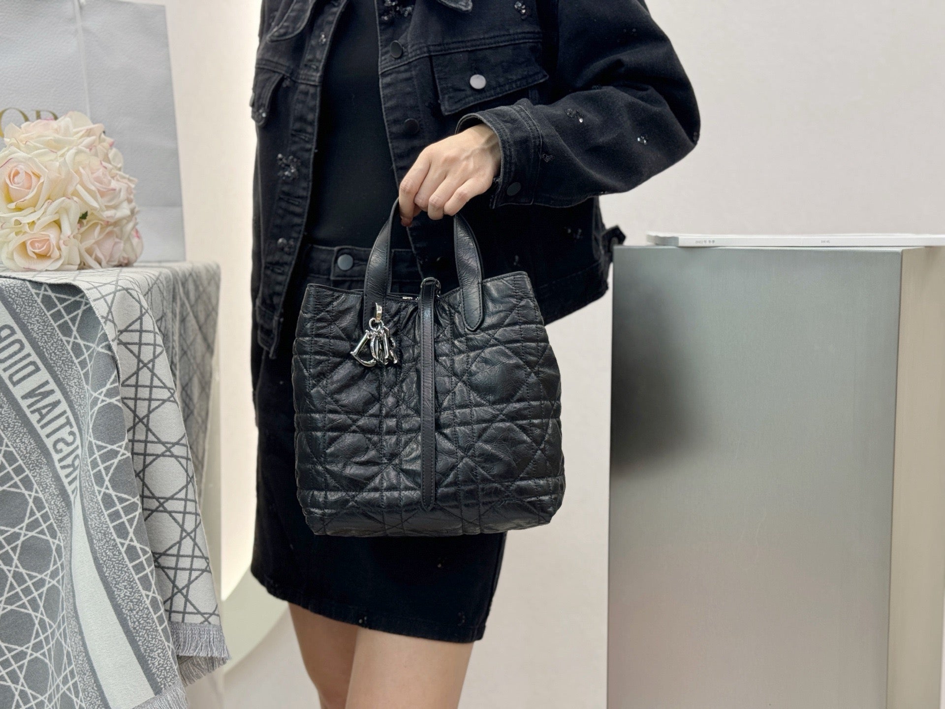 디올 매크로까나쥬 크링클 버티컬 뚜주흐백 미디움