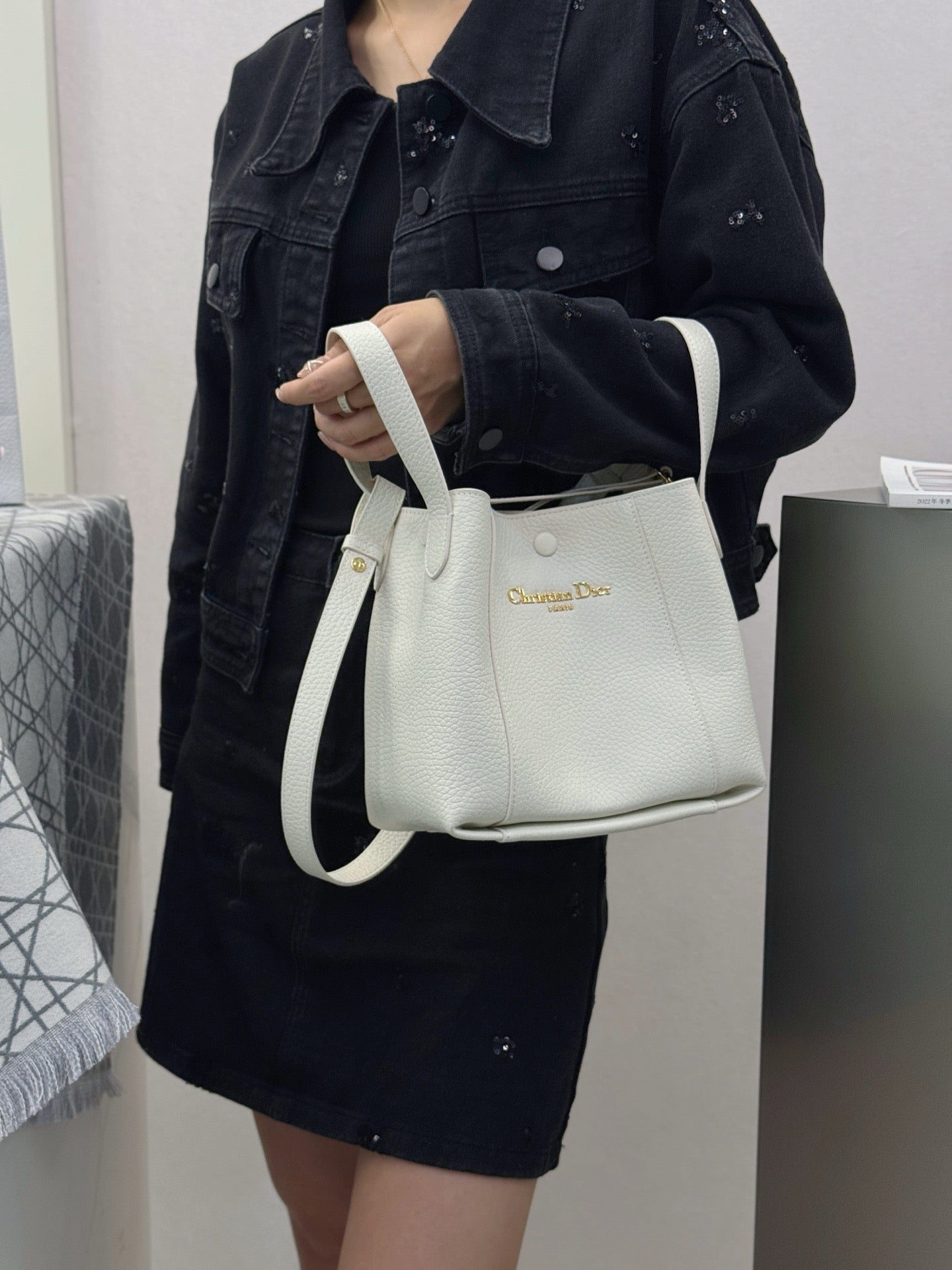 디올 시그니처 그레인 버킷백 스몰