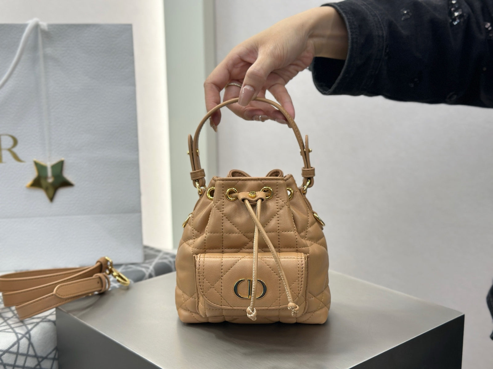 디올 카로 나노 버킷백