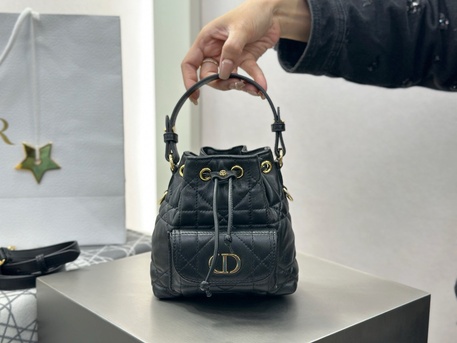 디올 카로 나노 버킷백