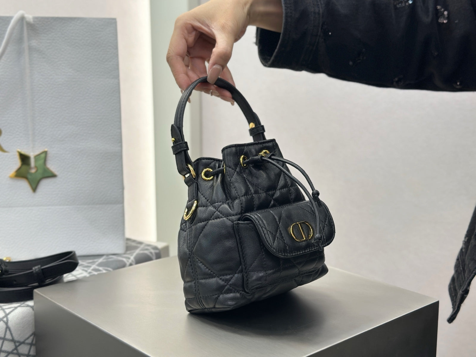 디올 카로 나노 버킷백