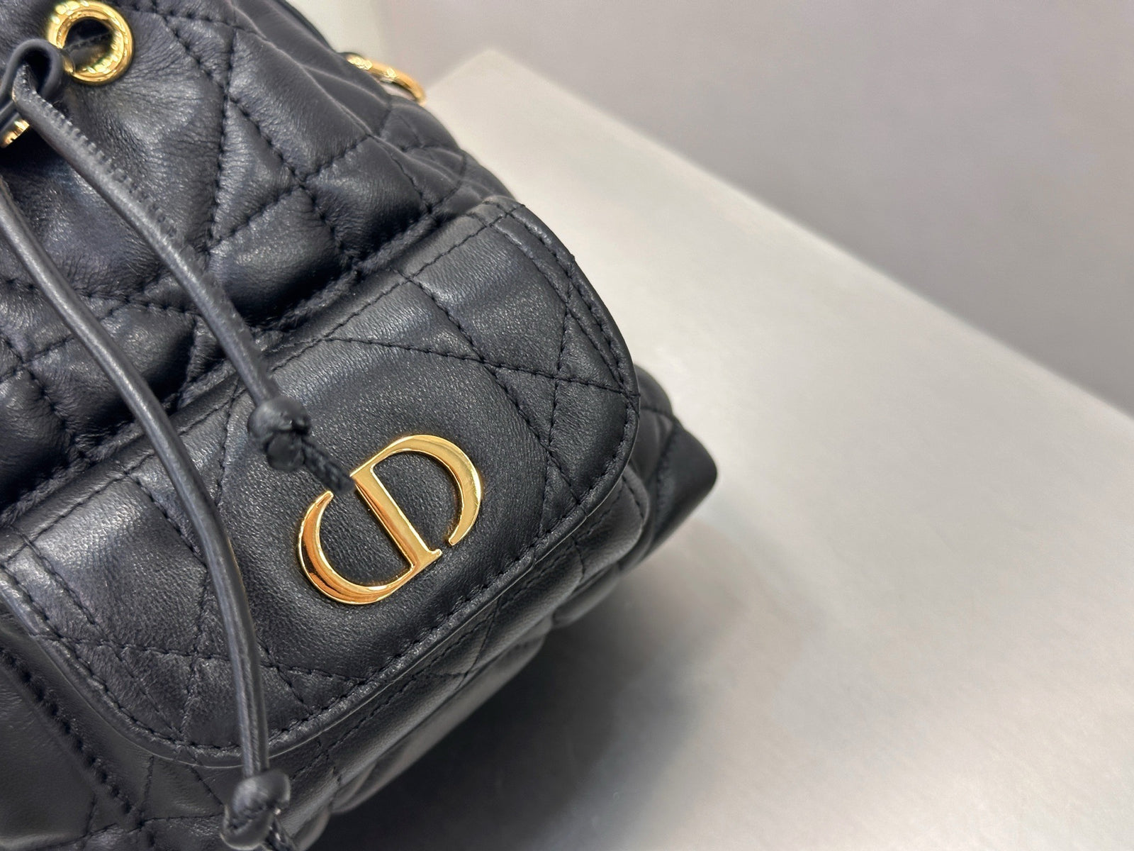 디올 카로 나노 버킷백