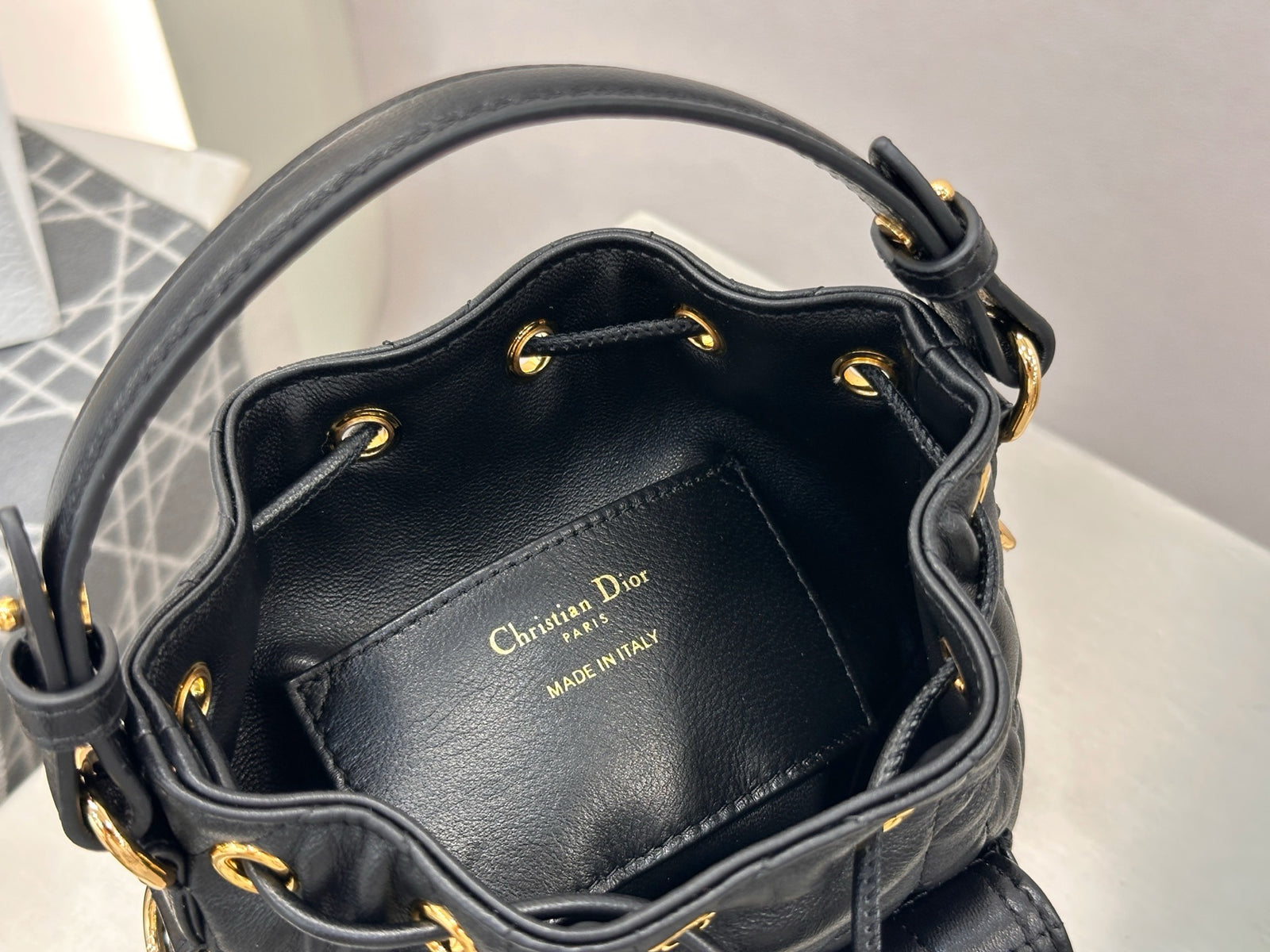 디올 카로 나노 버킷백