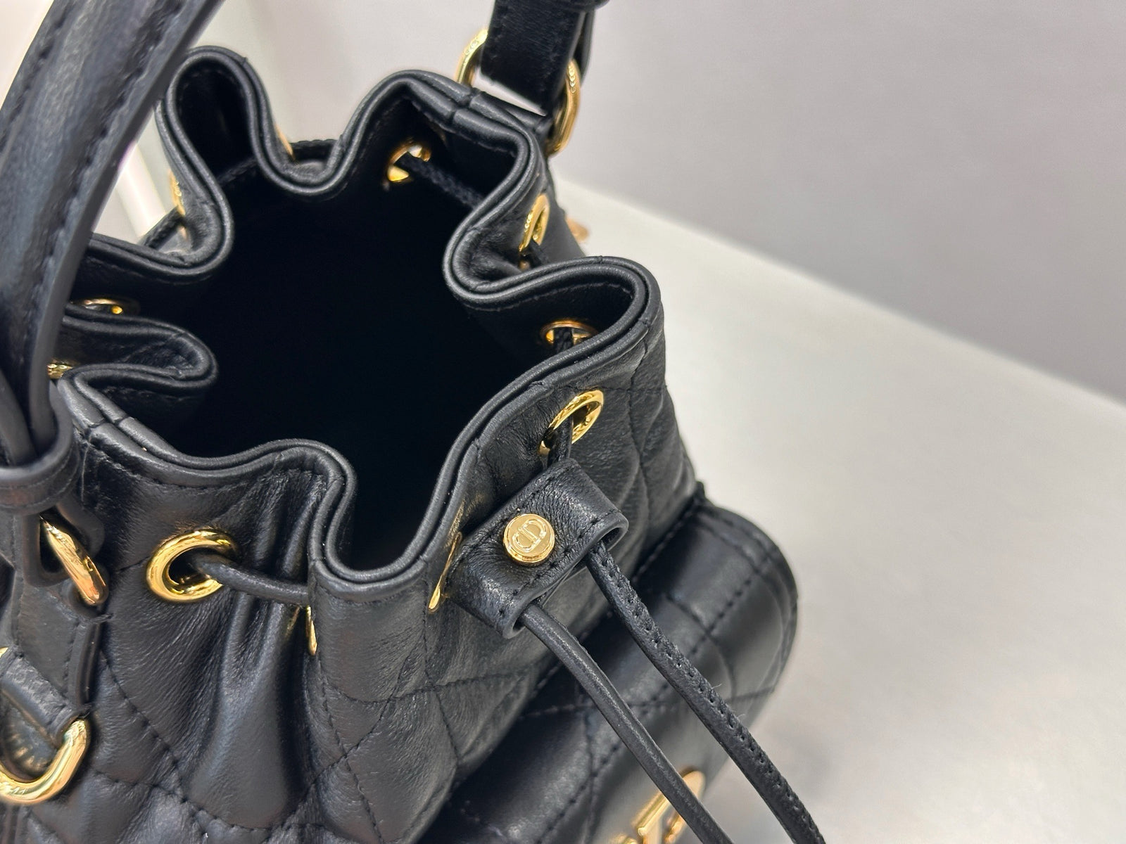 디올 카로 나노 버킷백