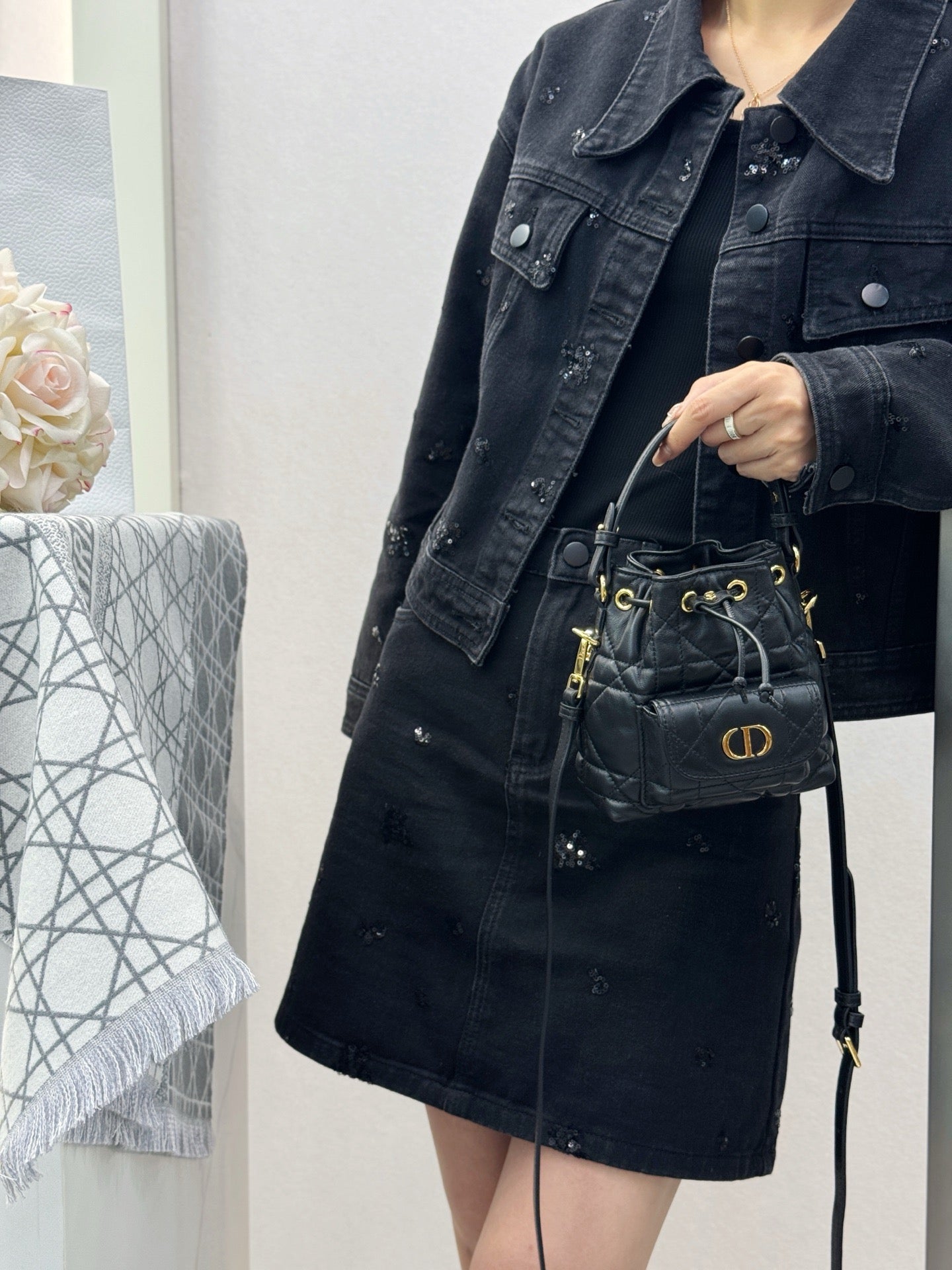 디올 카로 나노 버킷백