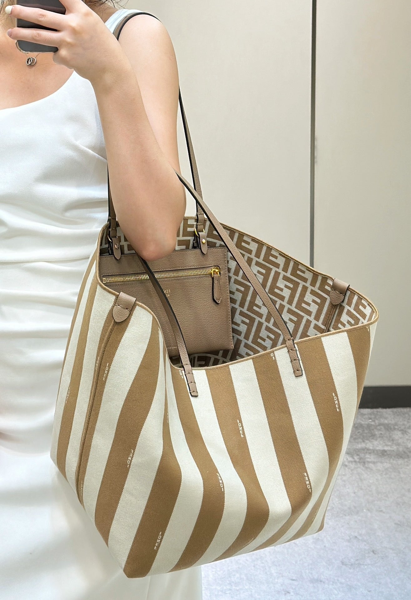 펜디 롤 FF 자카드 라지 리버서블