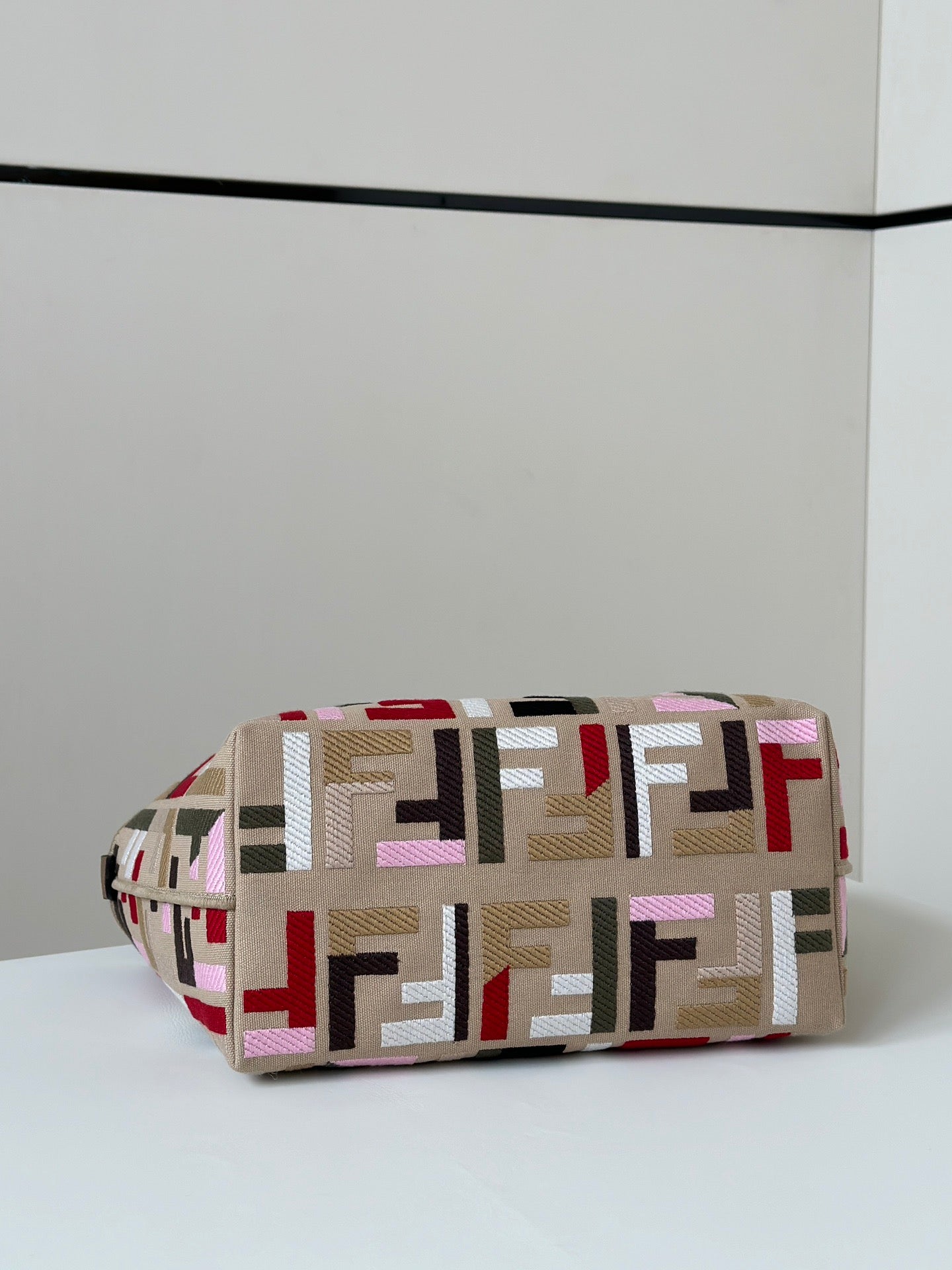 펜디 롤 FF 자카드 라지 리버서블