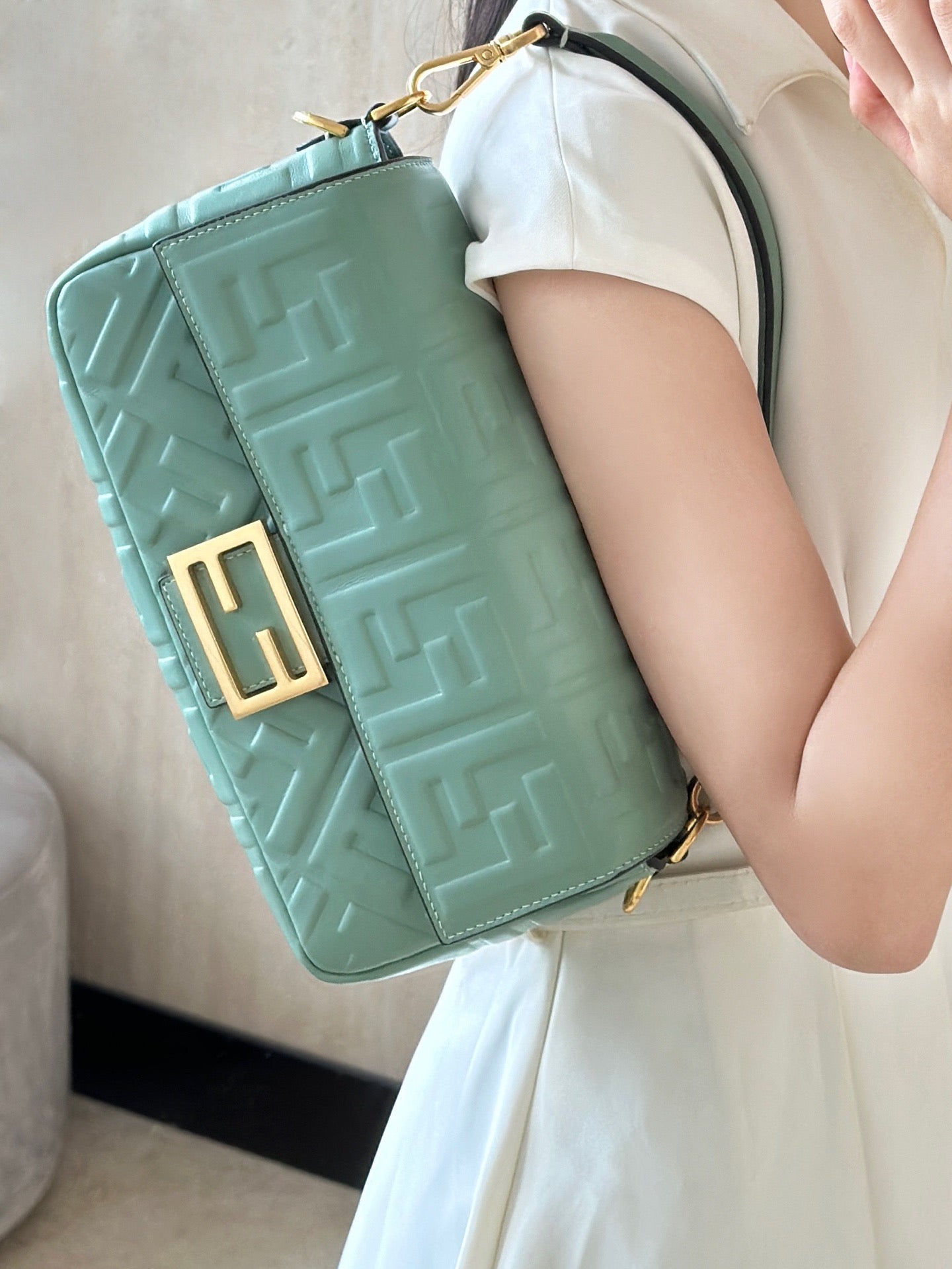 펜디 바게트 백 나파 미디움