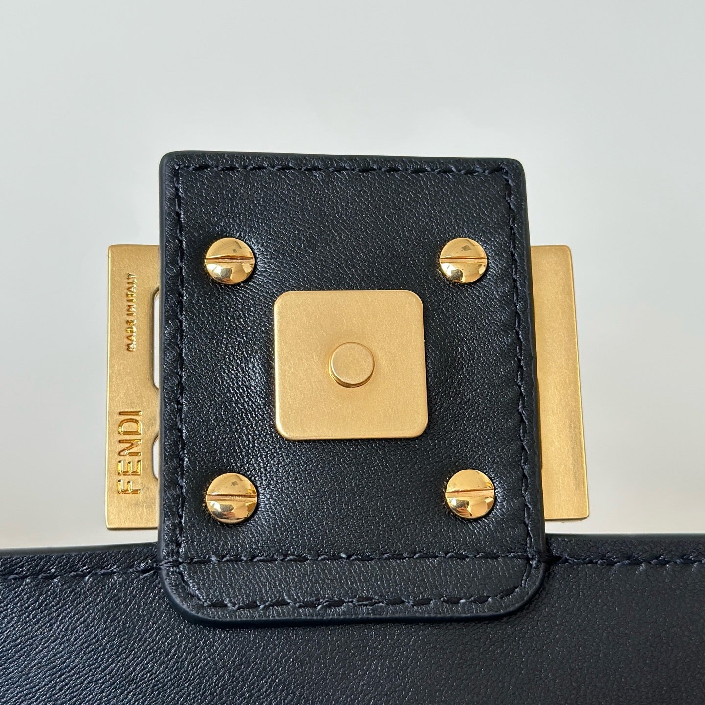 펜디 바게트 백 나파 미디움