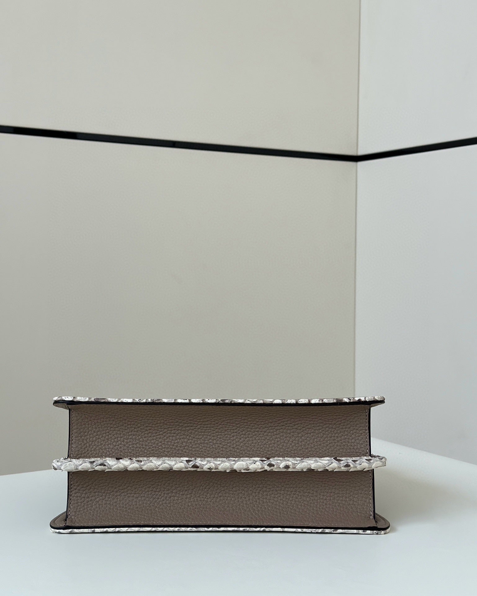 펜디 피카부 I See U 카프, 뱀 가죽 스몰