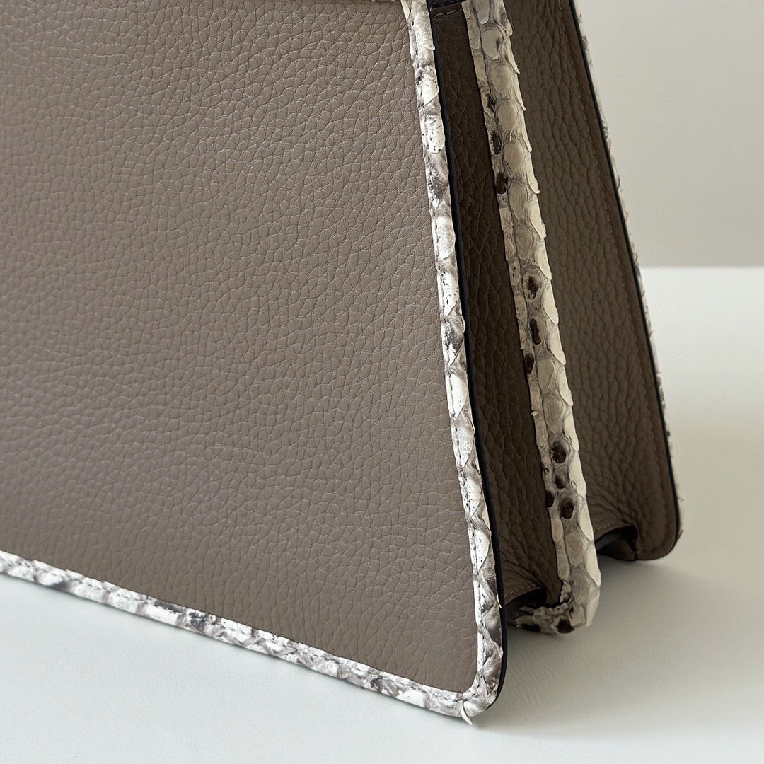 펜디 피카부 I See U 카프, 뱀 가죽 스몰