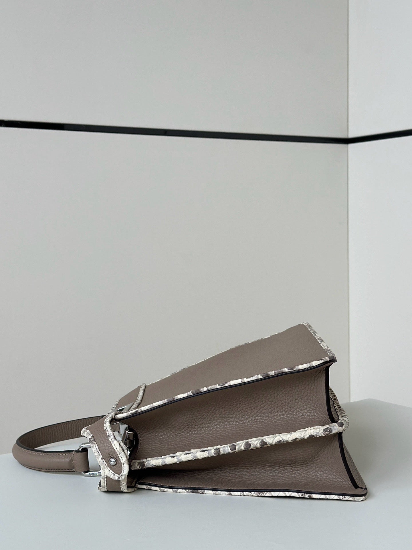 펜디 피카부 I See U 카프, 뱀 가죽 미디움