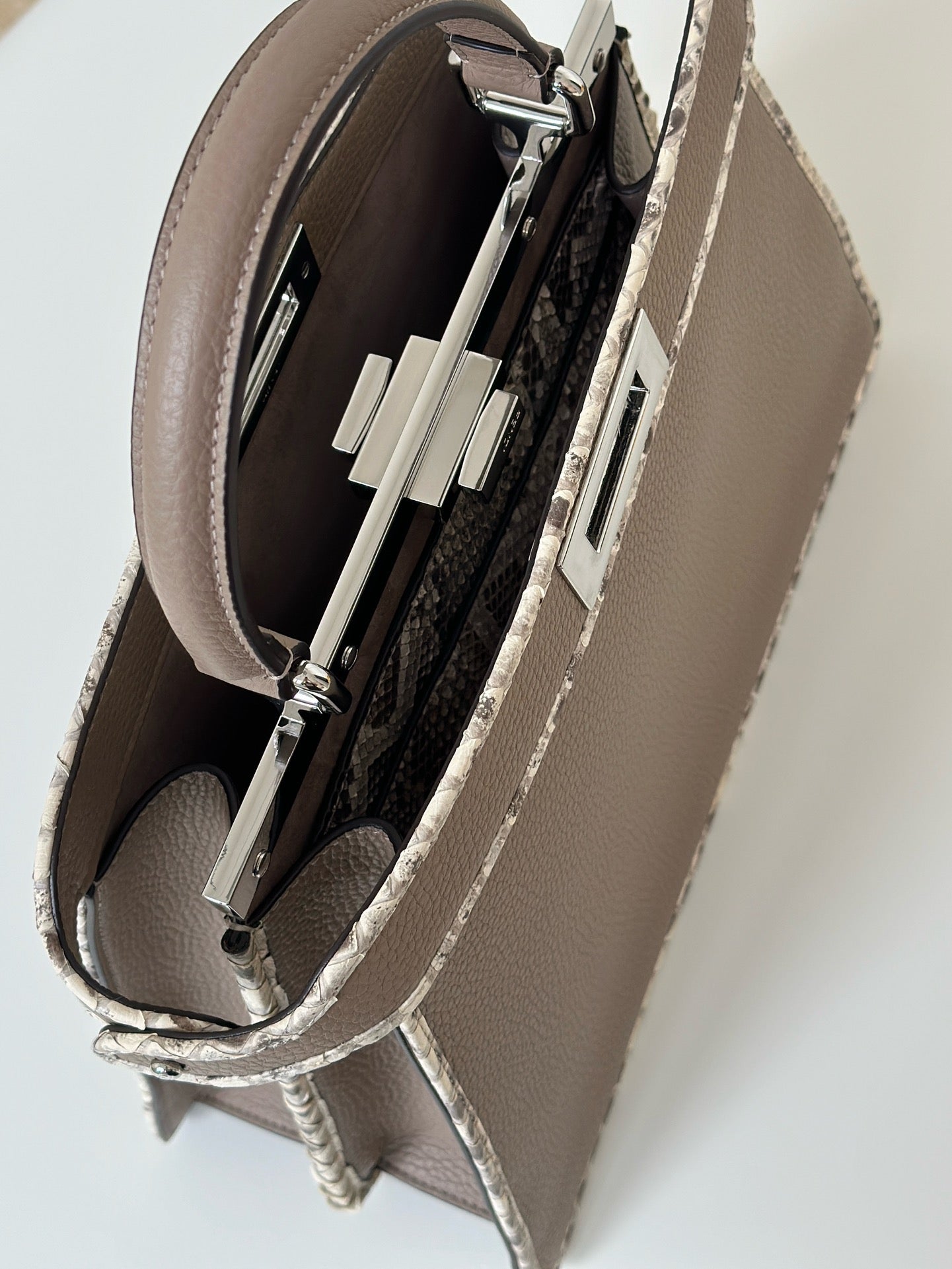 펜디 피카부 I See U 카프, 뱀 가죽 미디움