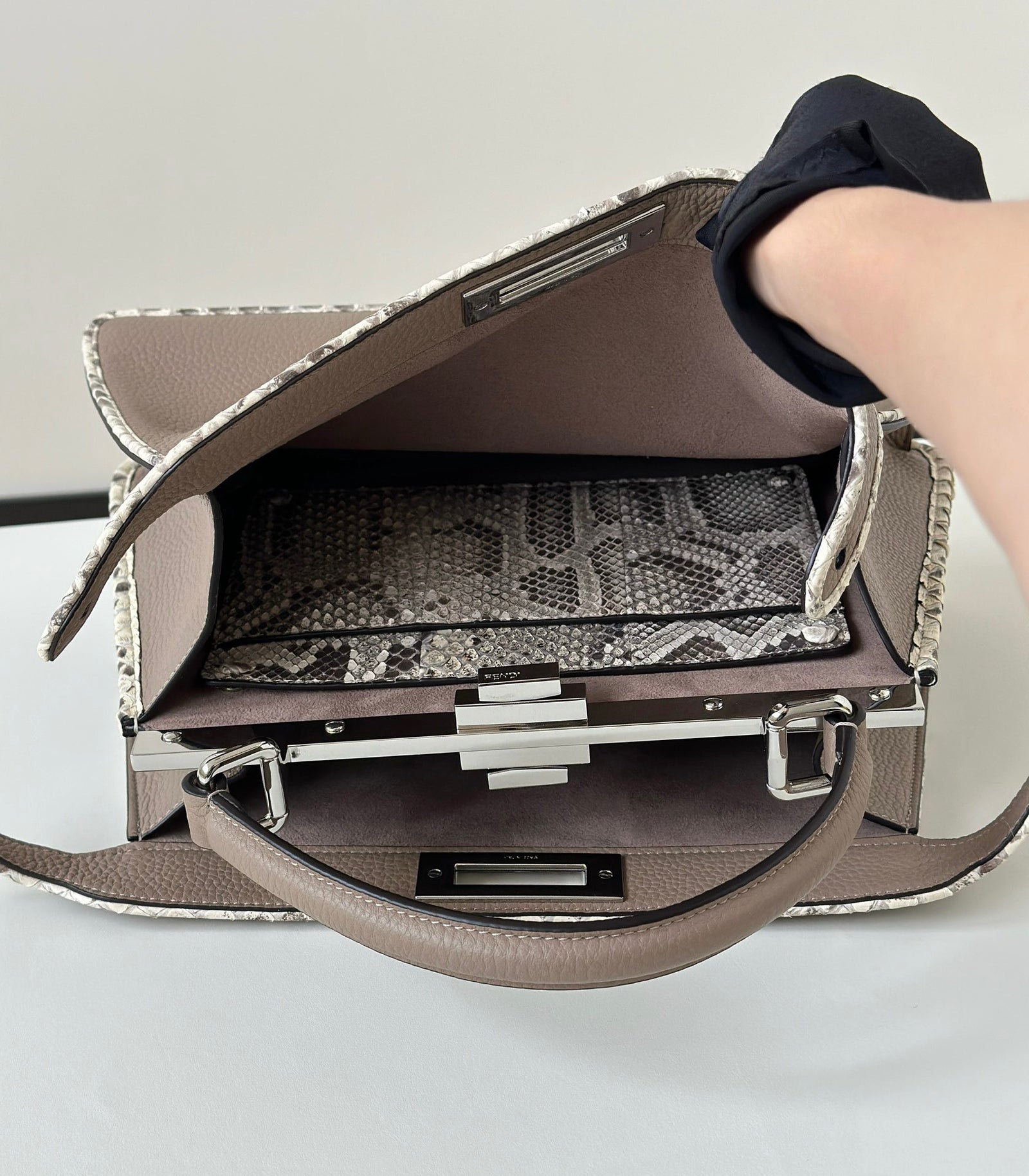 펜디 피카부 I See U 카프, 뱀 가죽 미디움