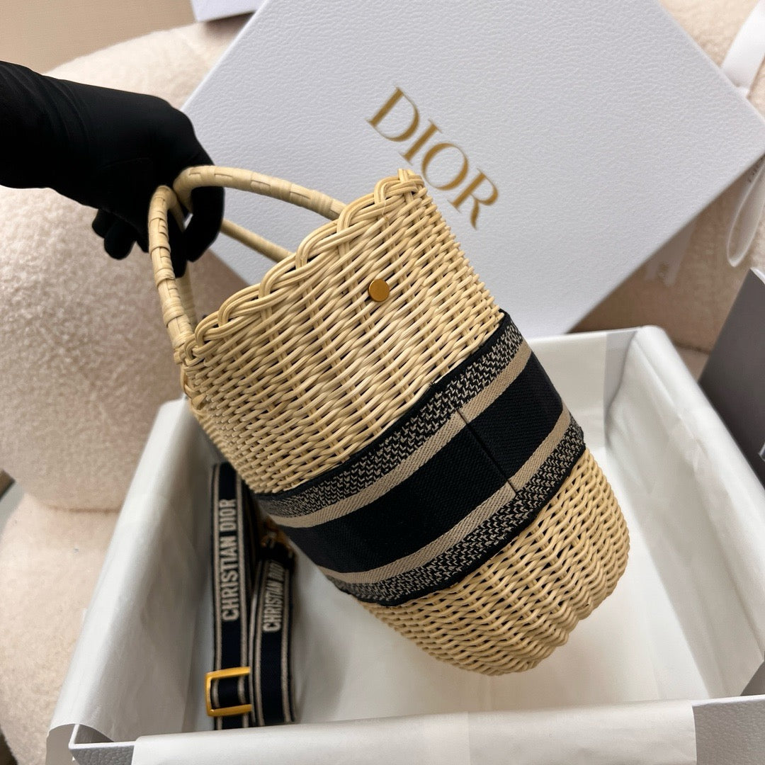 디올 라탄 오블리크 바스켓 백