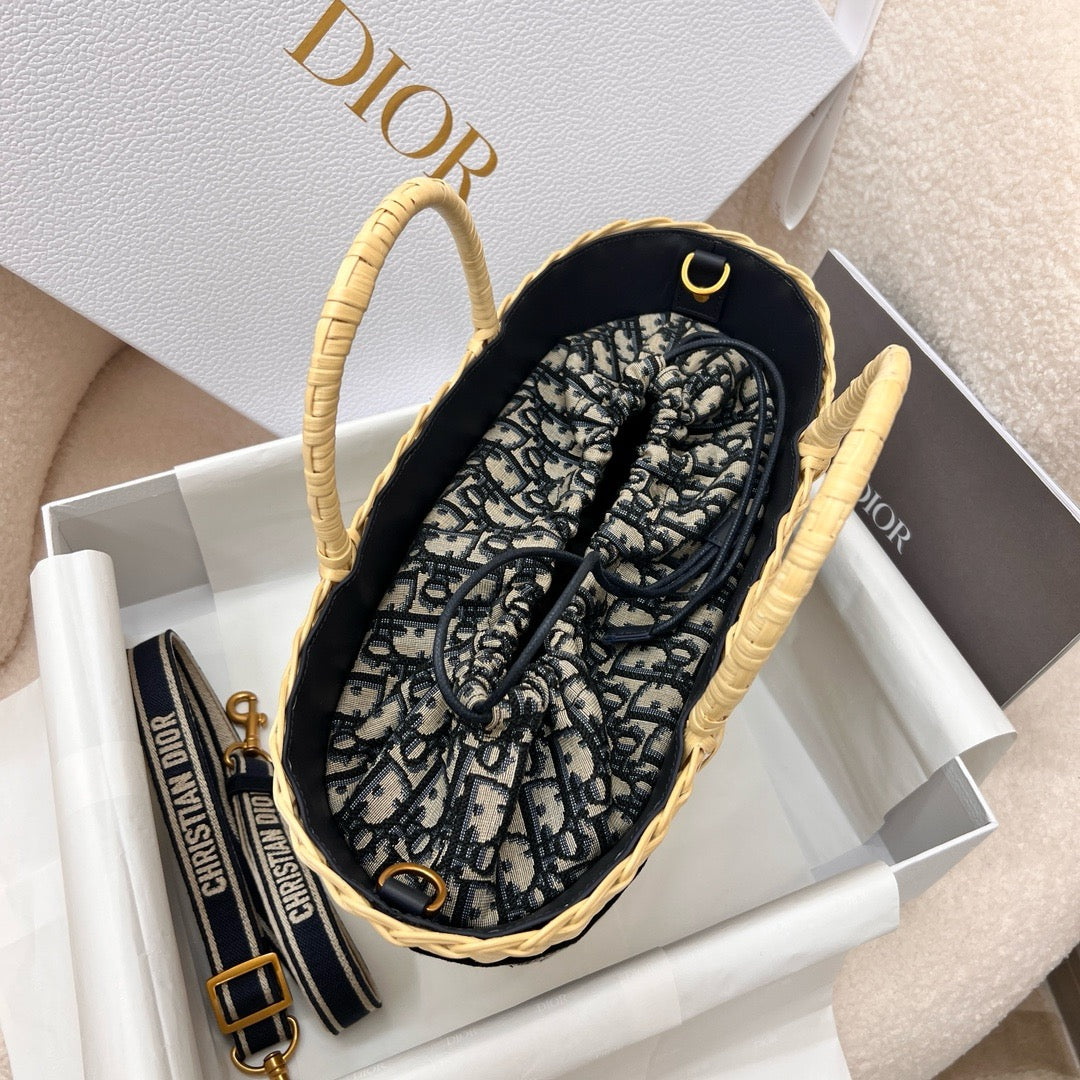 디올 라탄 오블리크 바스켓 백