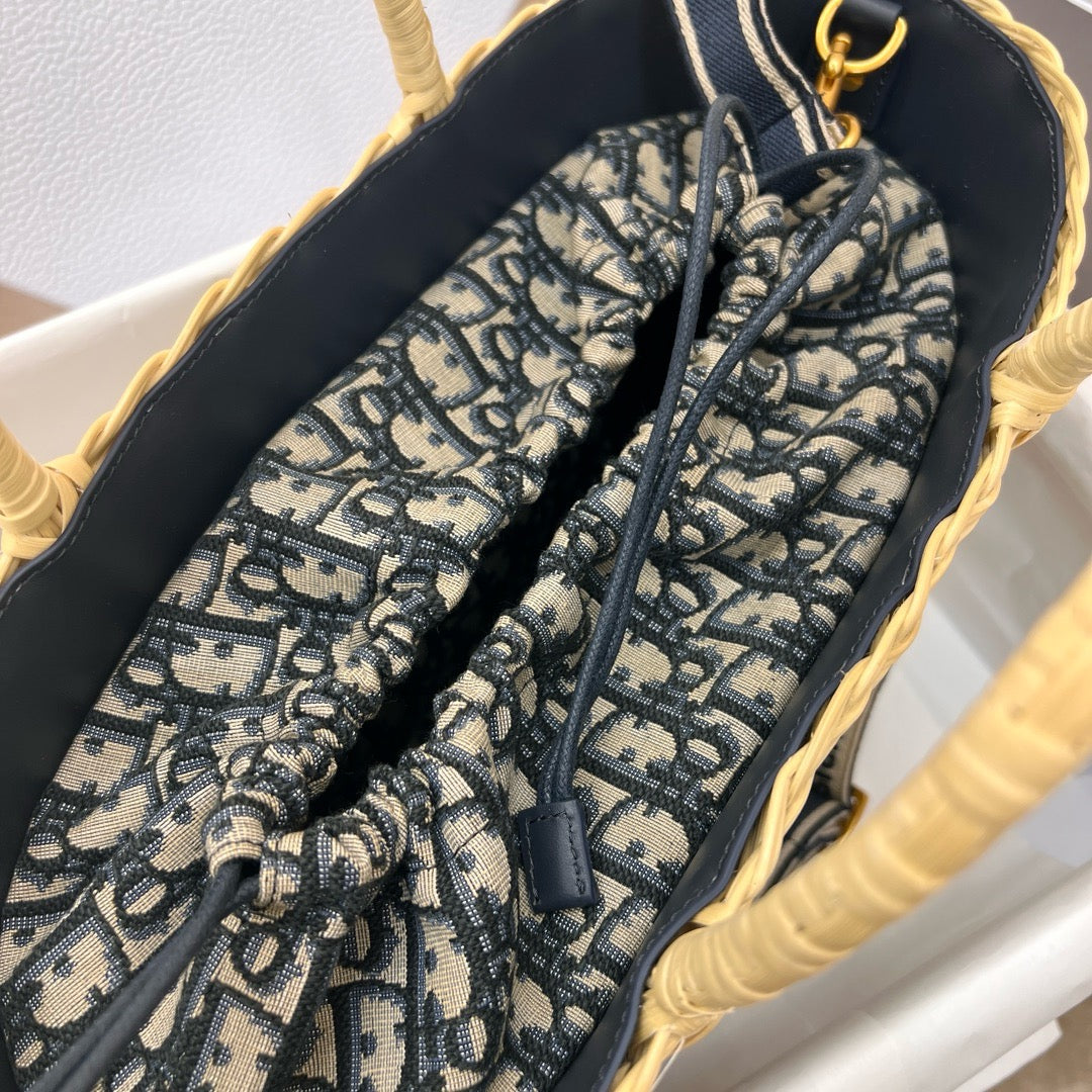 디올 라탄 오블리크 바스켓 백