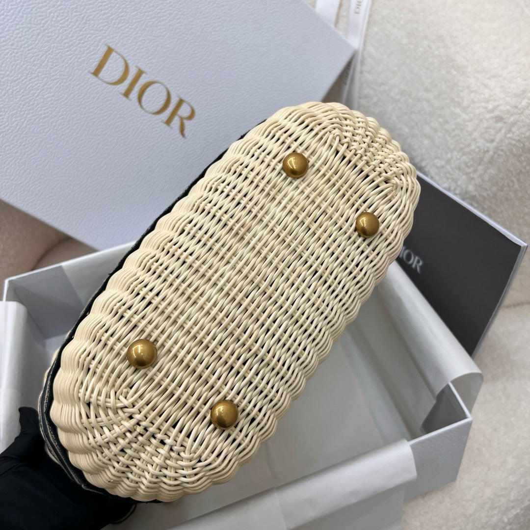 디올 라탄 오블리크 바스켓 백