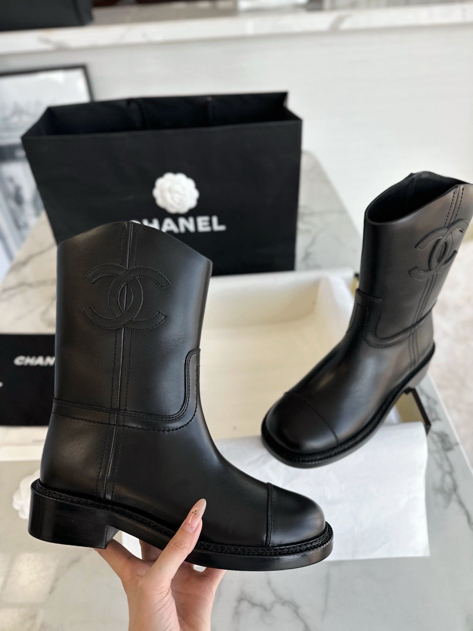 샤넬 레더 미들 부츠