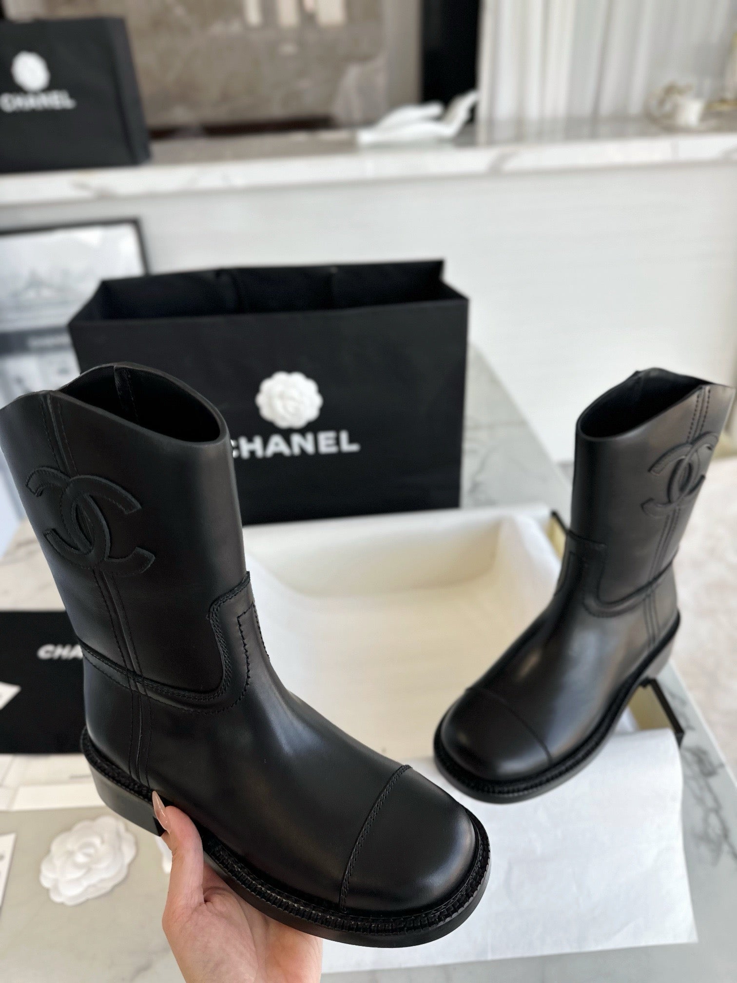 샤넬 레더 미들 부츠