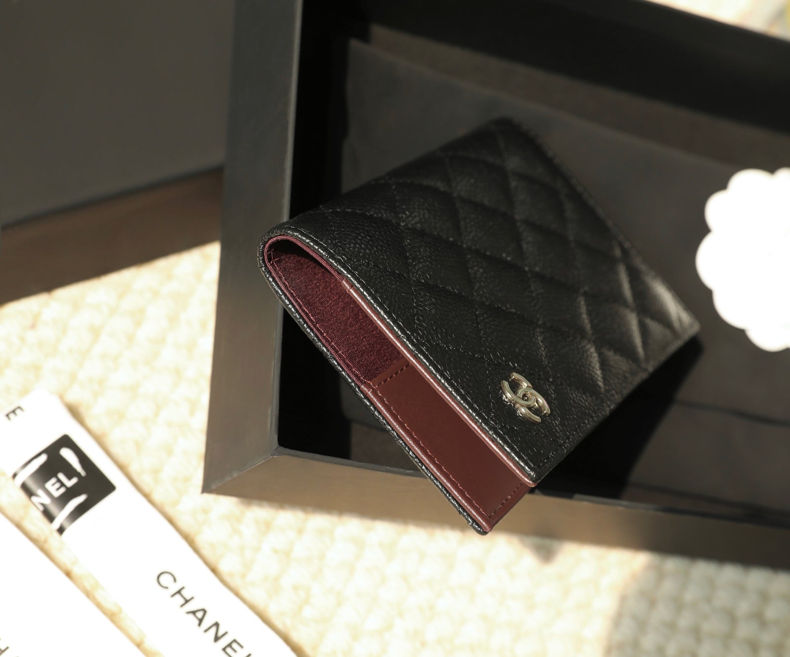 샤넬 클래식 여권지갑