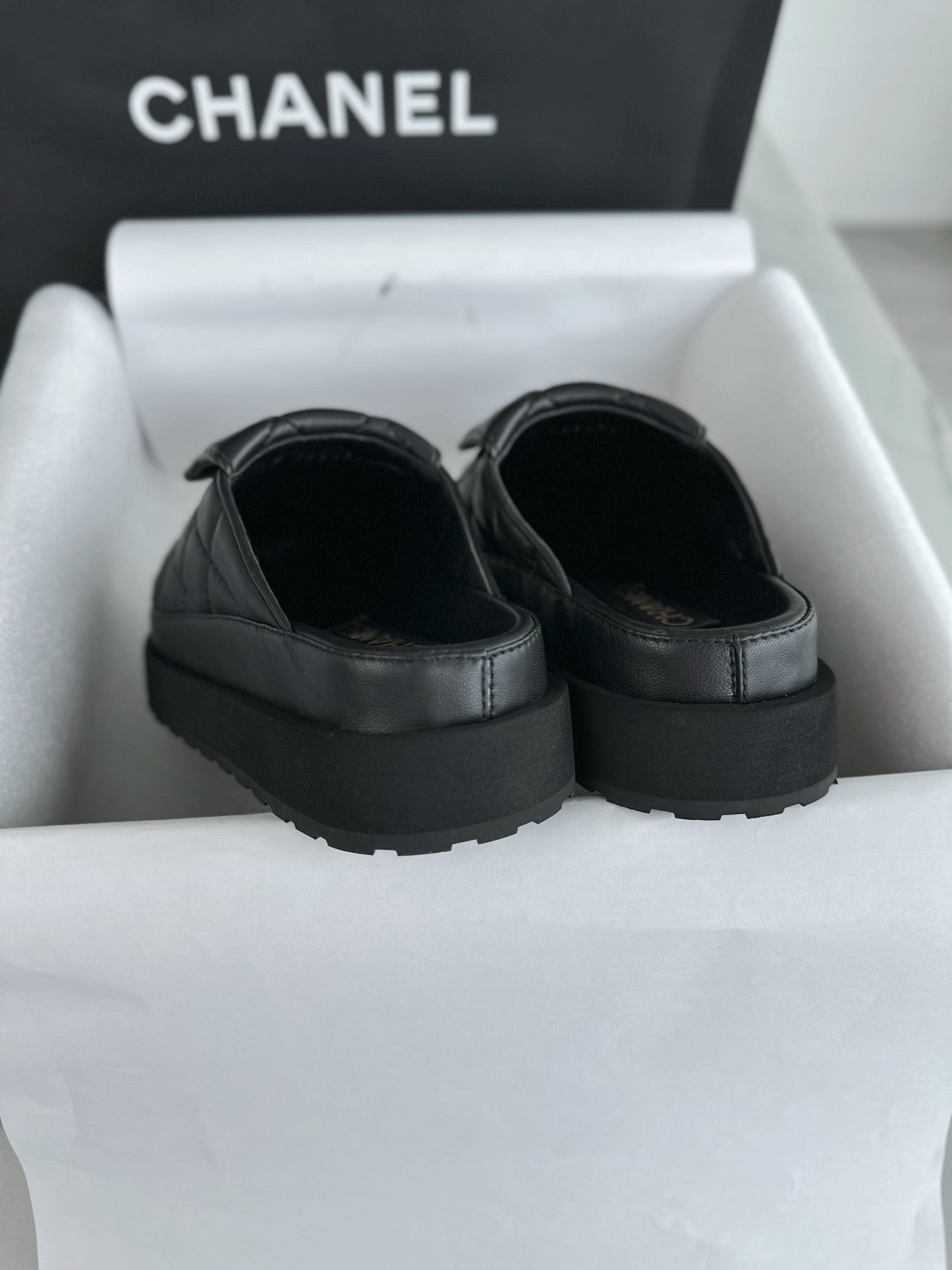 샤넬 CC 로고 퀄팅 턴락 뮬