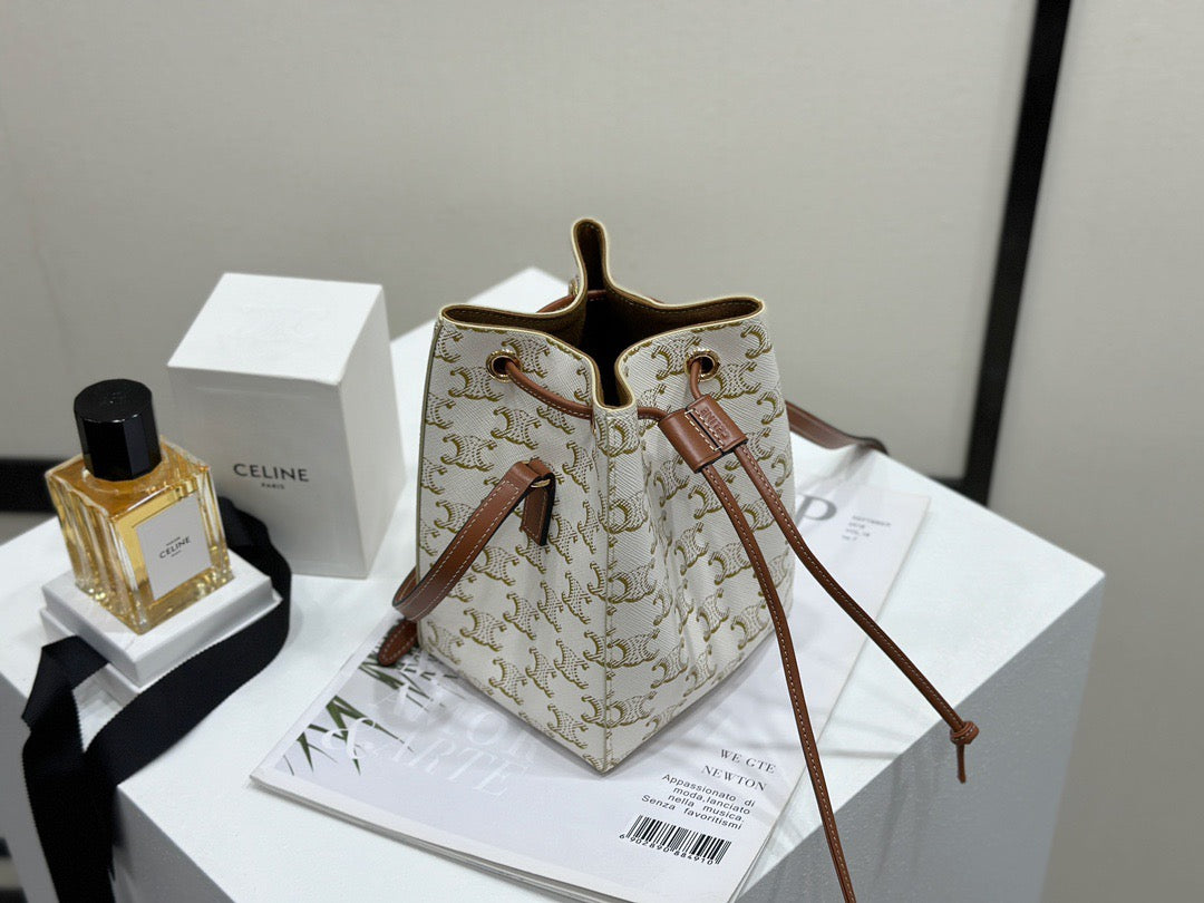 셀린느 트리옹프 마이크로 세일러 버킷백