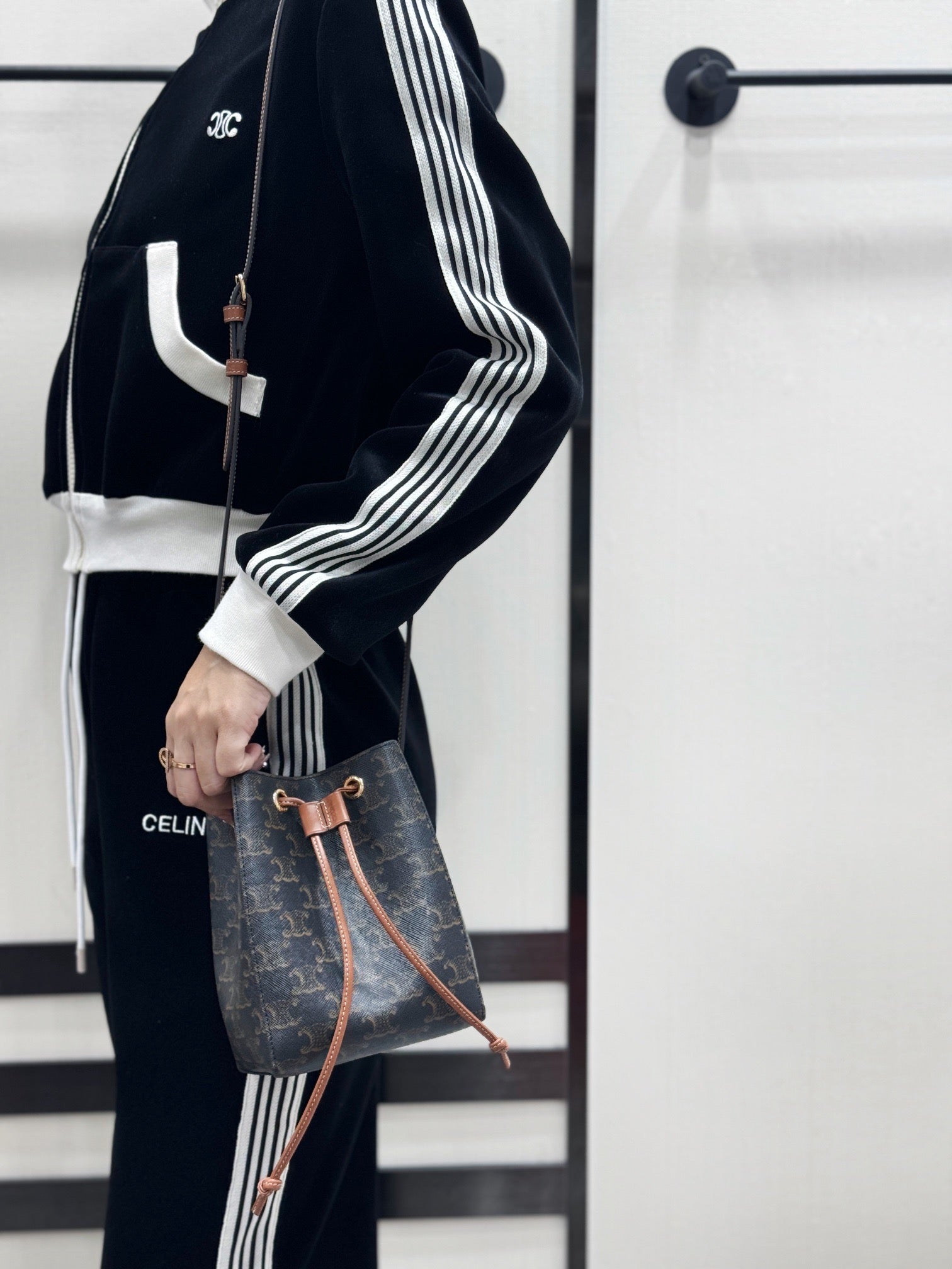 셀린느 트리옹프 마이크로 세일러 버킷백