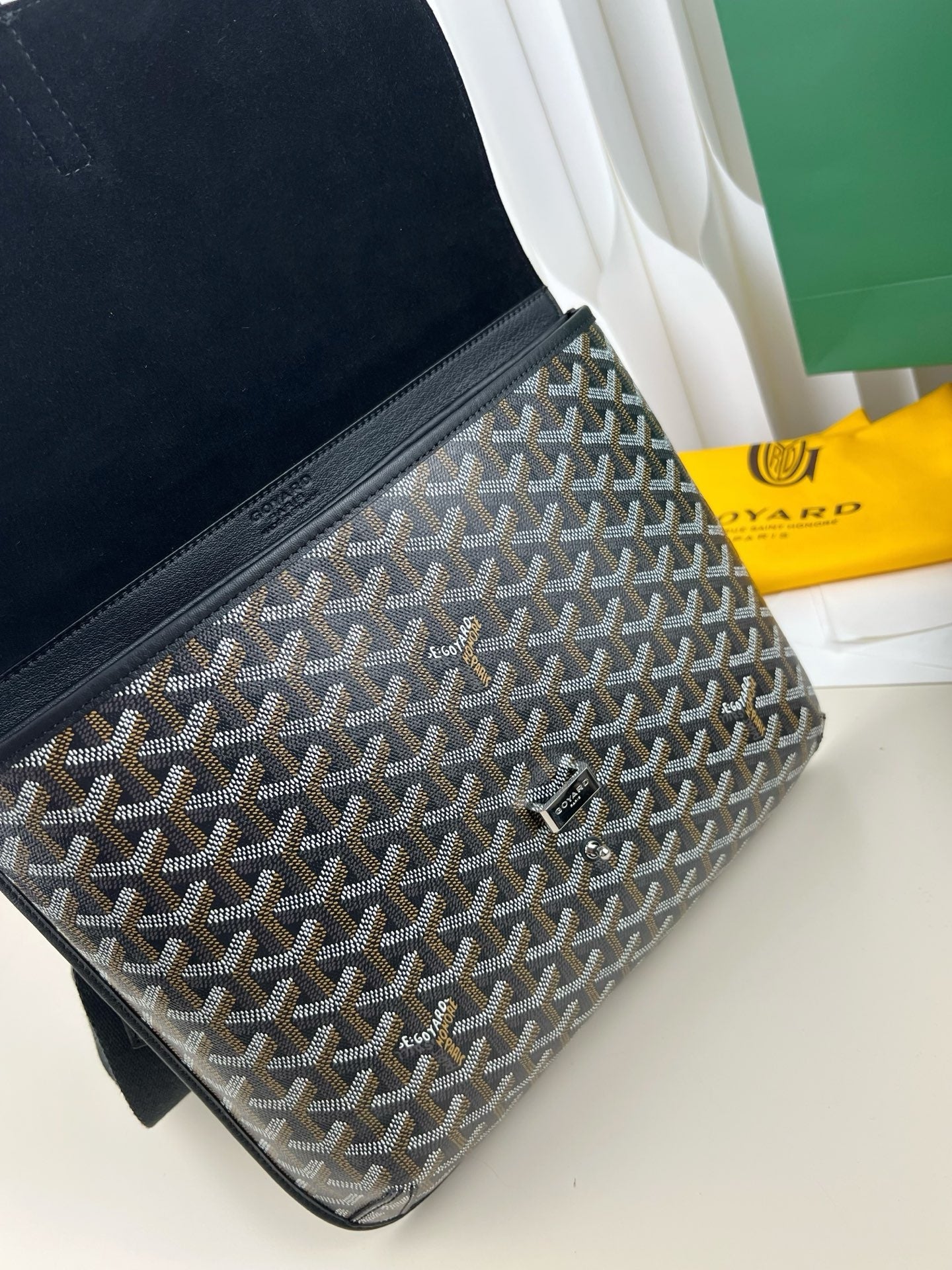고야드 쿠르지에 메신저백 (블랙)