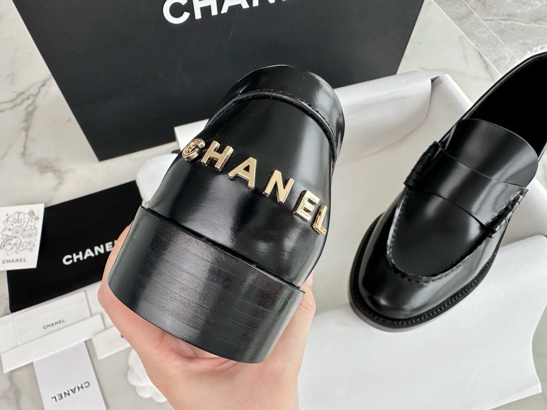 샤넬 백 투 골리지 백로고 로퍼