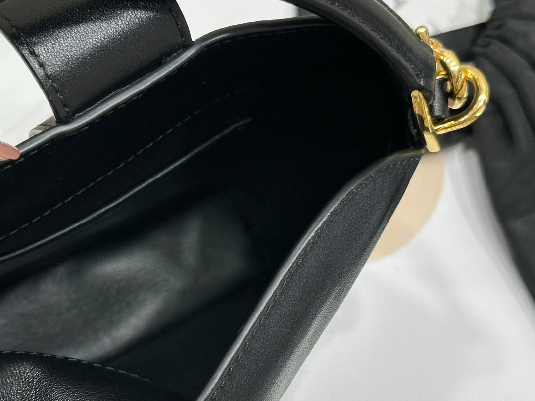 셀린느 트리옹프 버킷백 레더 미니