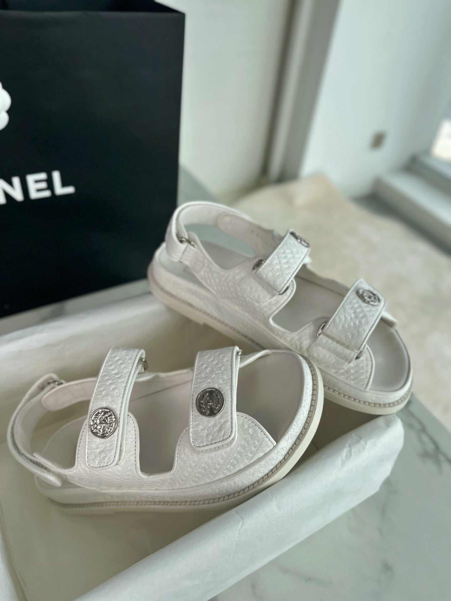 샤넬 CC 버튼 벨크로 샌들
