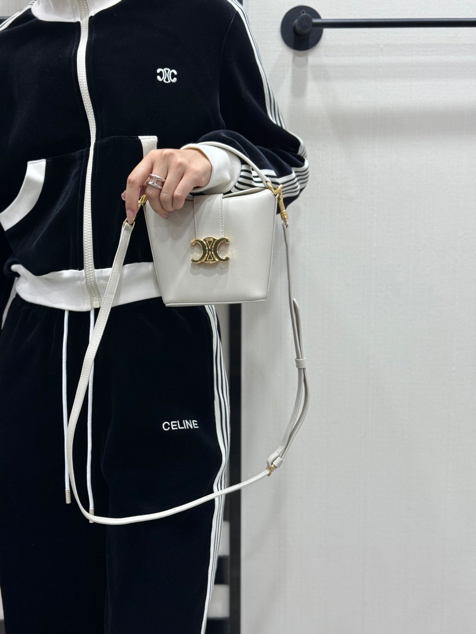 셀린느 트리옹프 버킷백 레더 미니