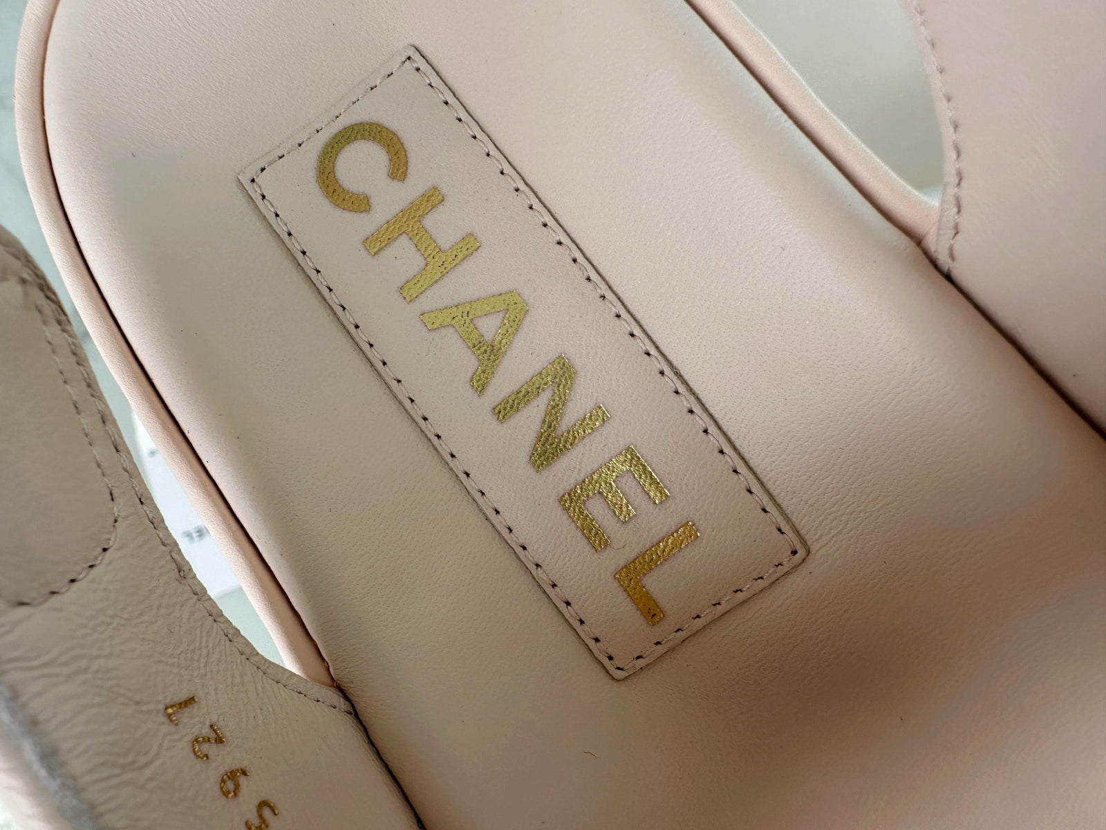 샤넬 CC 버튼 벨크로 샌들