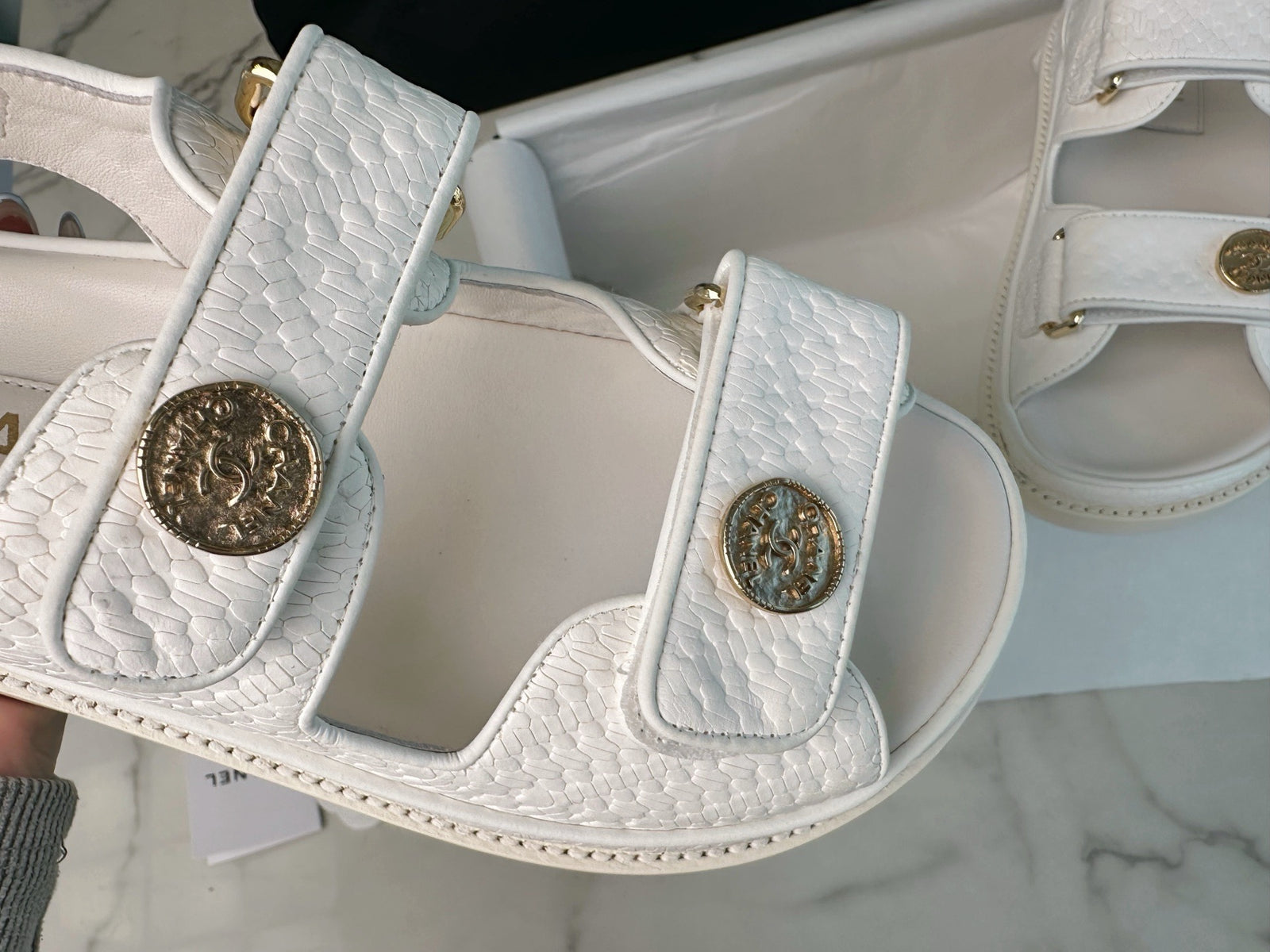 샤넬 CC 버튼 벨크로 샌들