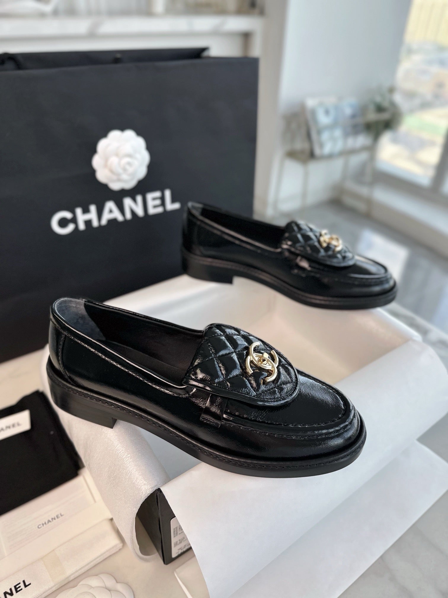 샤넬 CC 로고 턴락 퀄팅 에나멜 로퍼