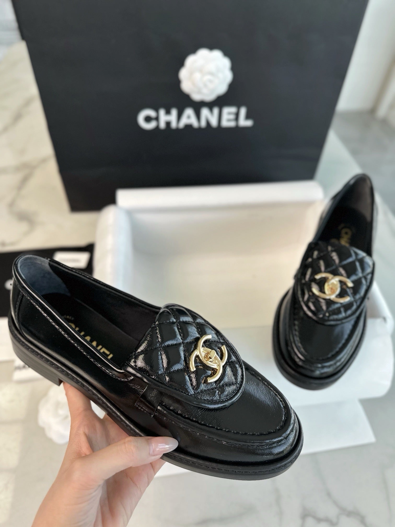 샤넬 CC 로고 턴락 퀄팅 에나멜 로퍼