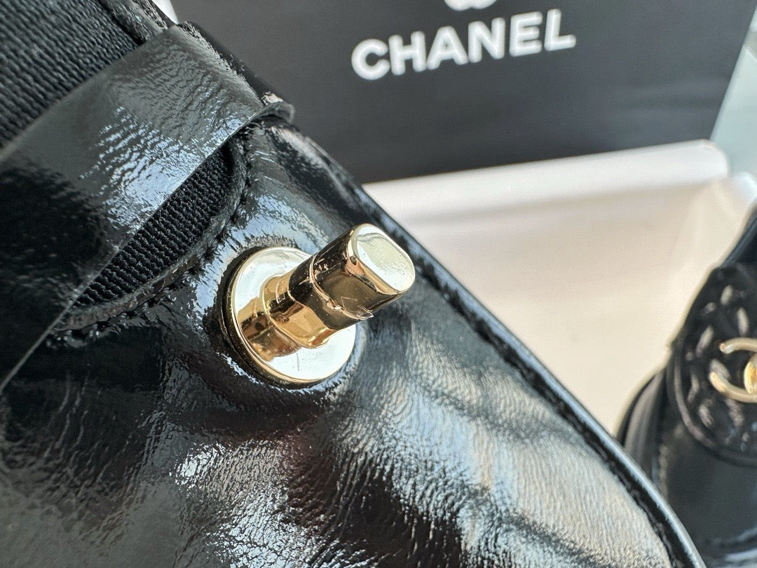 샤넬 CC 로고 턴락 퀄팅 에나멜 로퍼