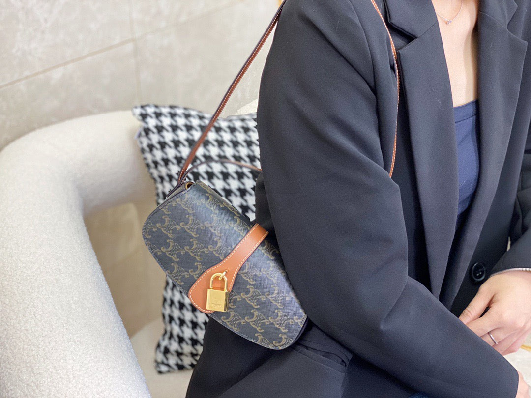 셀린느 타부 클러치 온 스트랩 캔버스