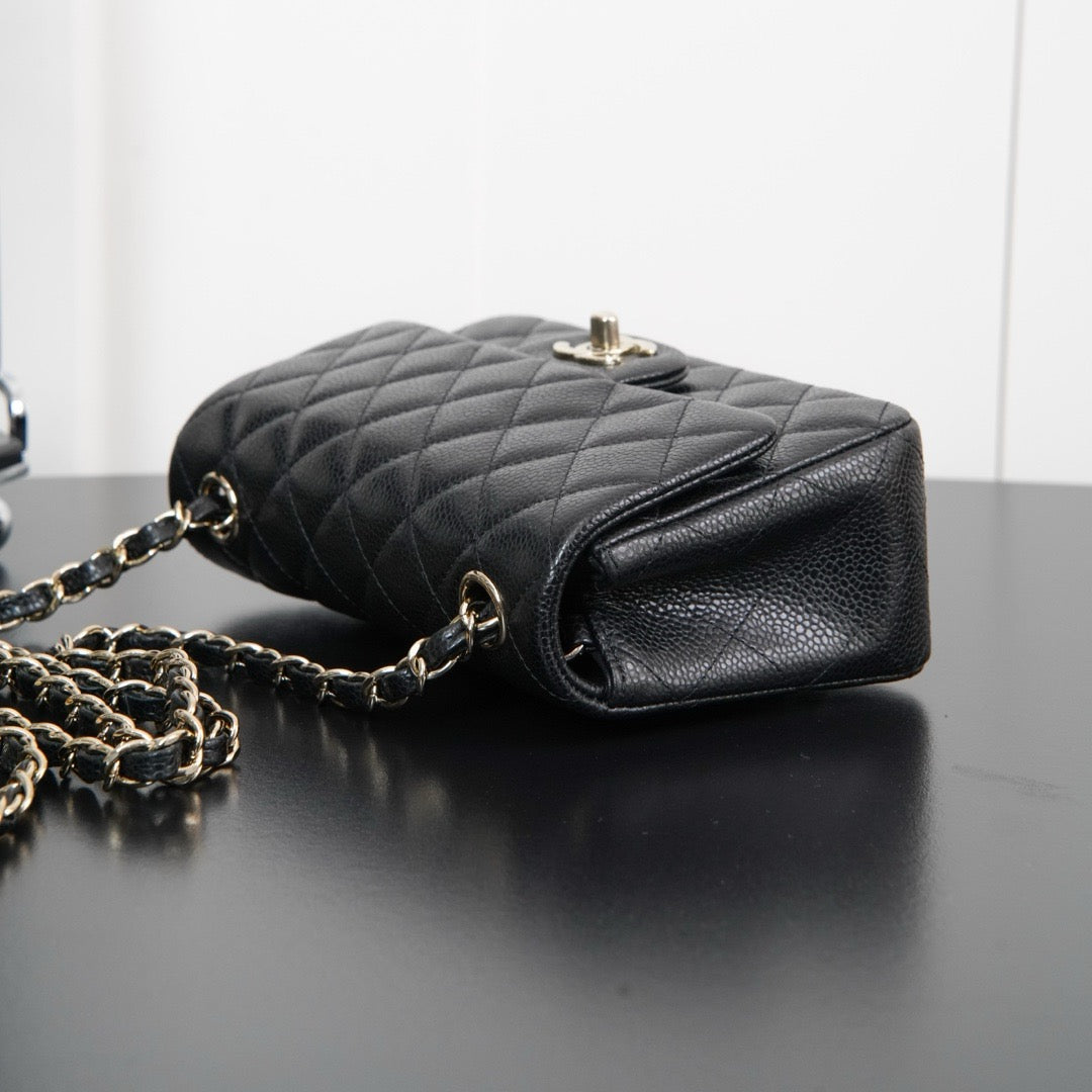 샤넬 클래식 플랩백 뉴미니