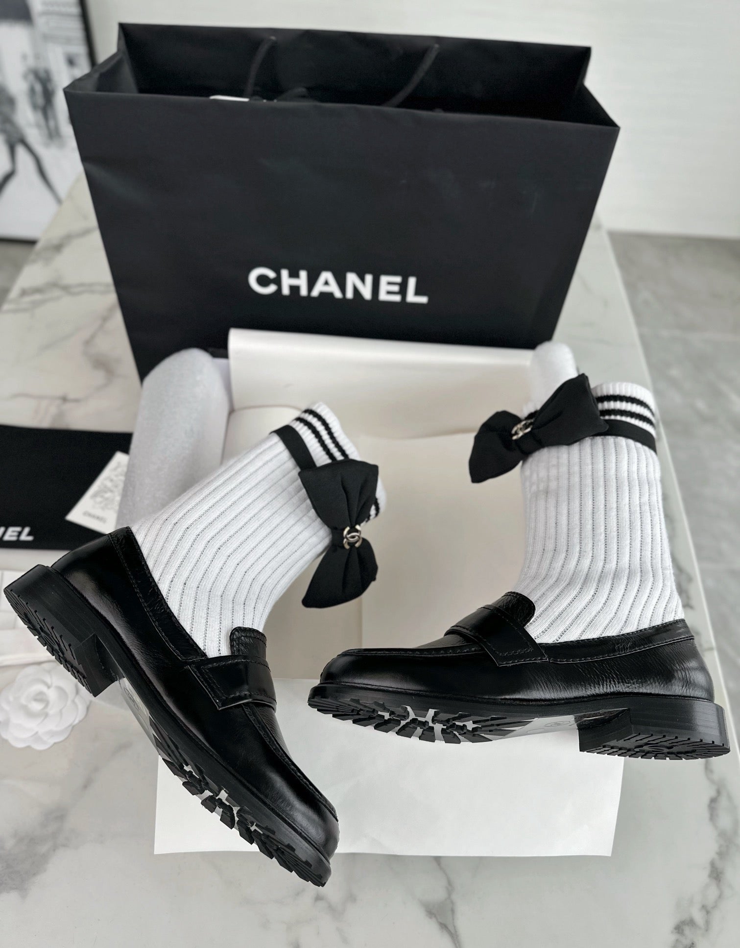 샤넬 리본 삭스 컴바인 모카신