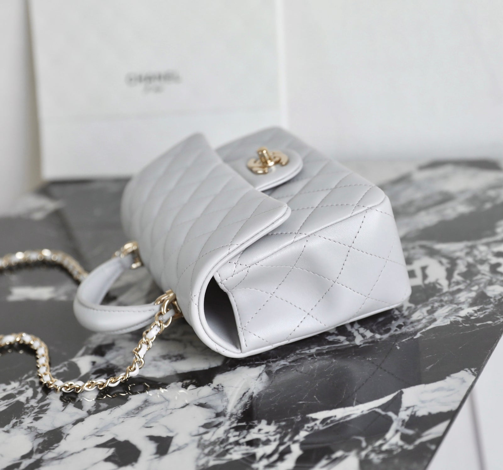 샤넬 클래식 탑핸들 뉴미니