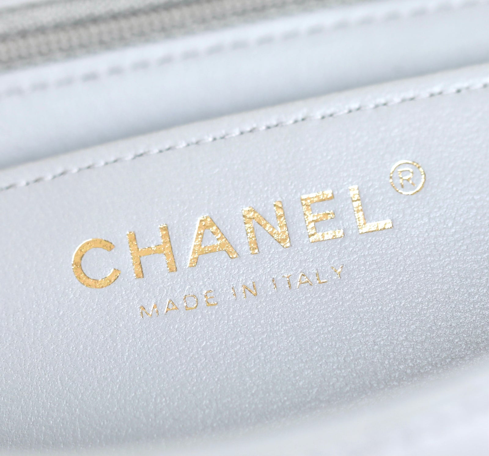 샤넬 클래식 탑핸들 뉴미니